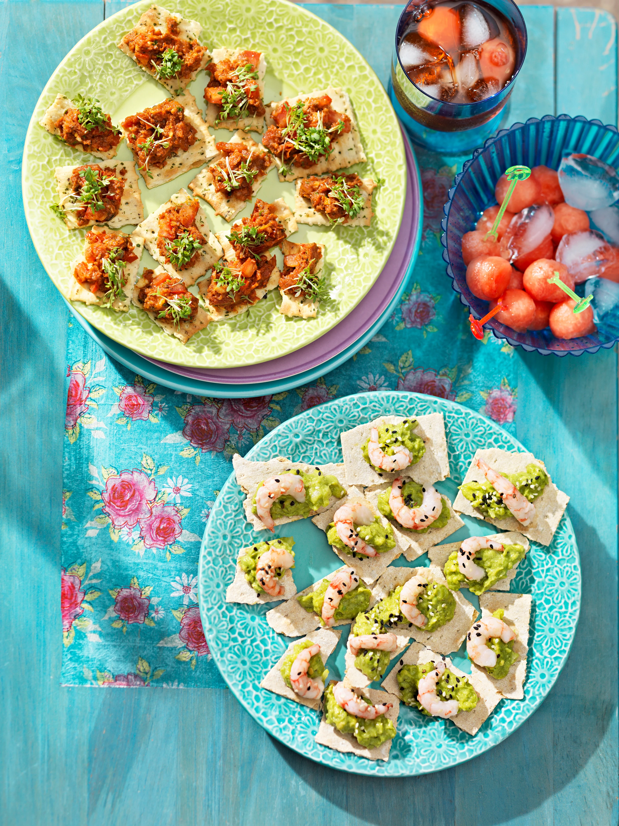 Cracker mit Paradeis-Pesto