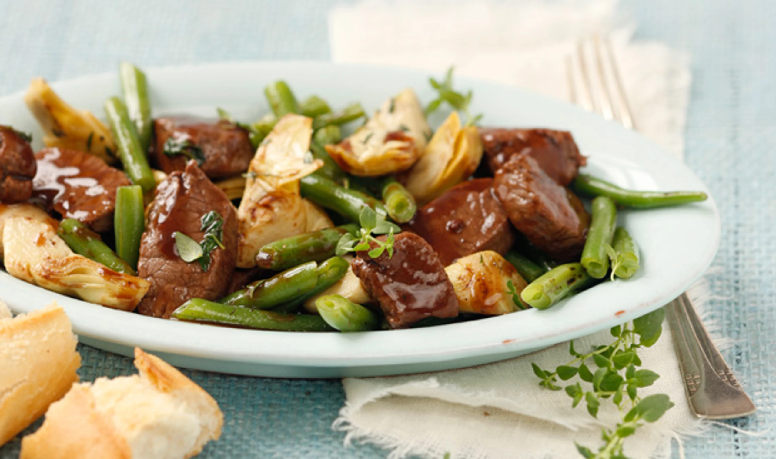 Lamm mit Fisolen und Artischocken