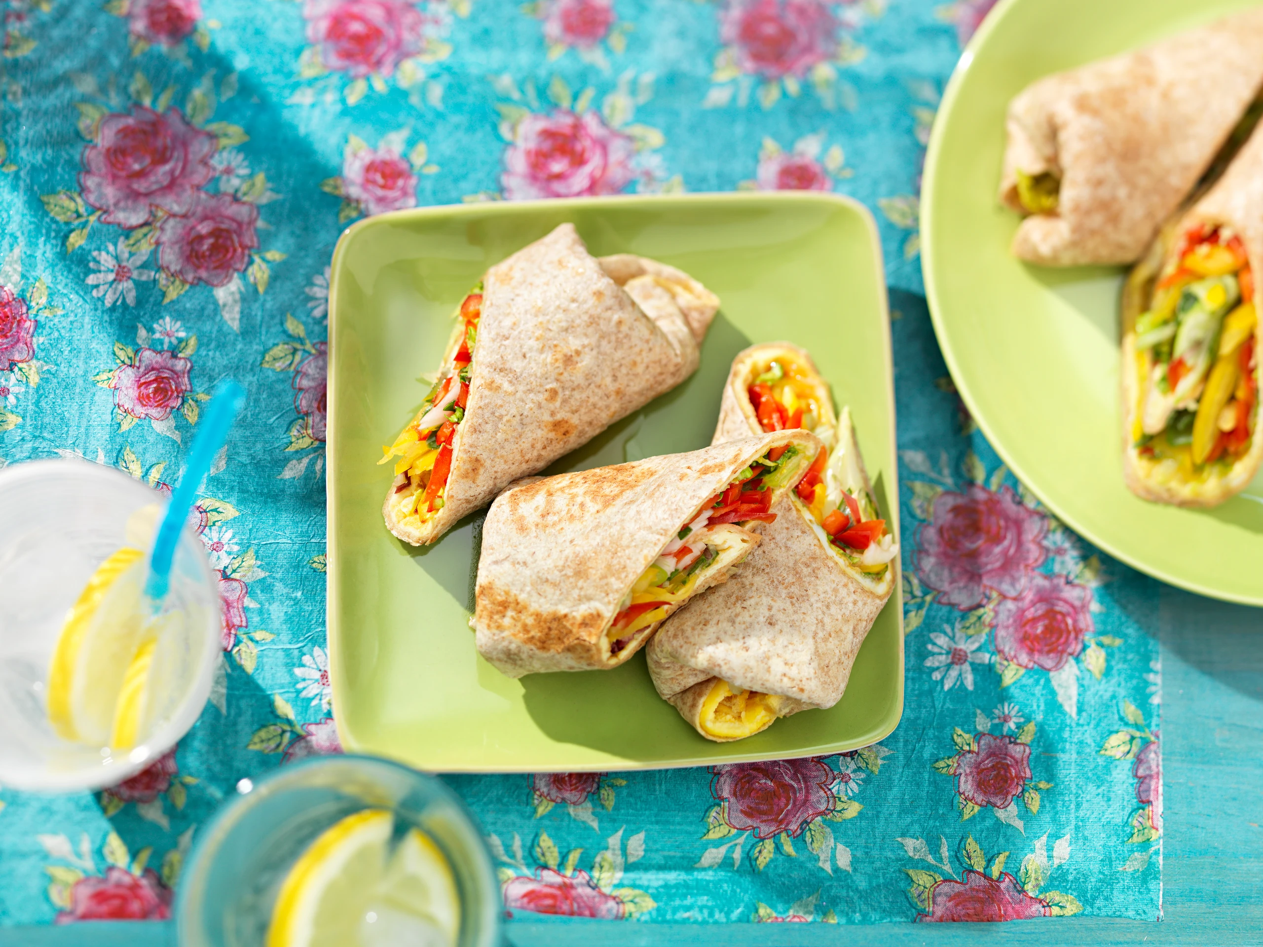 Rohkost-Wraps mit Ei und Chilisauce