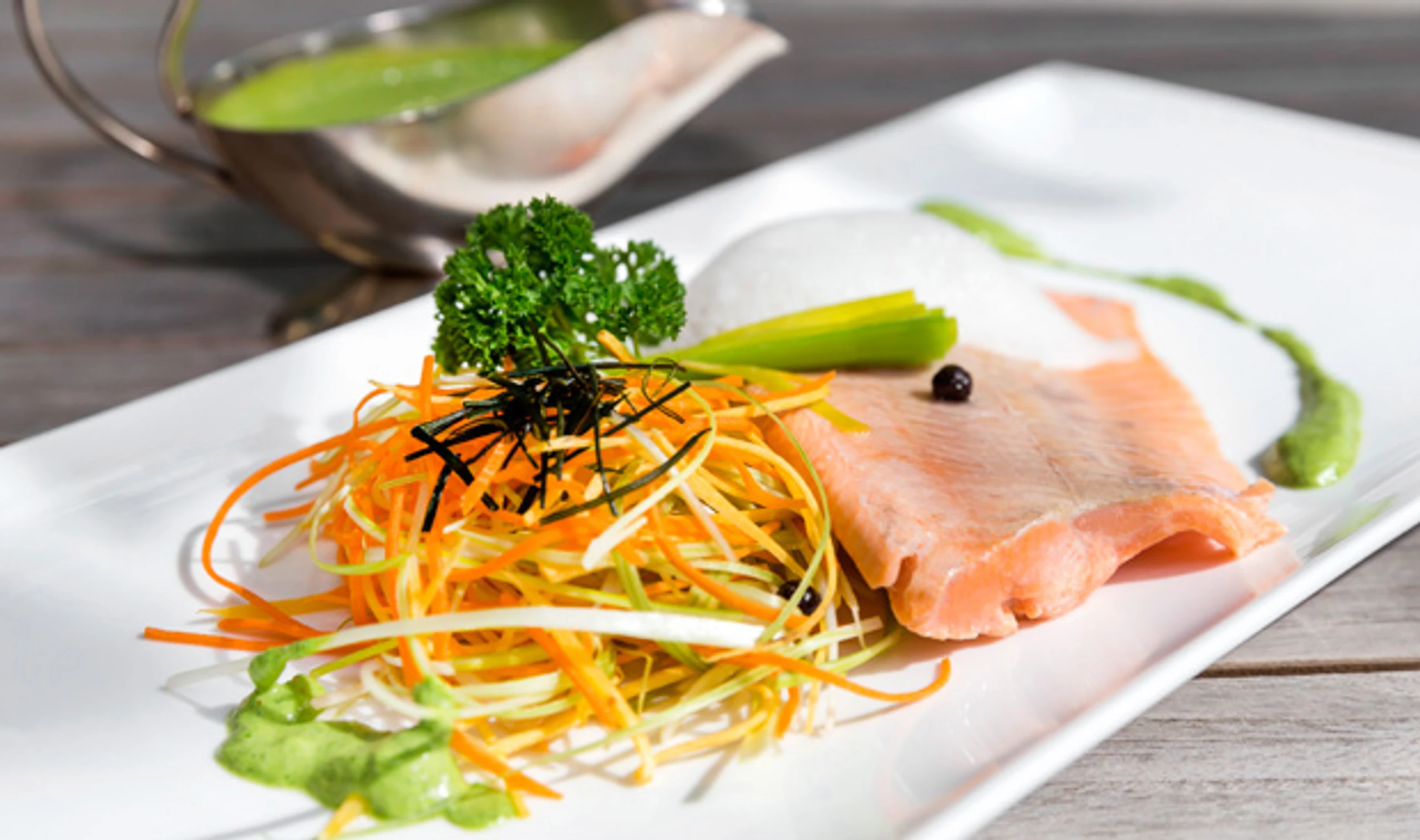 Lachsforelle im Petersilfond und Krenpesto