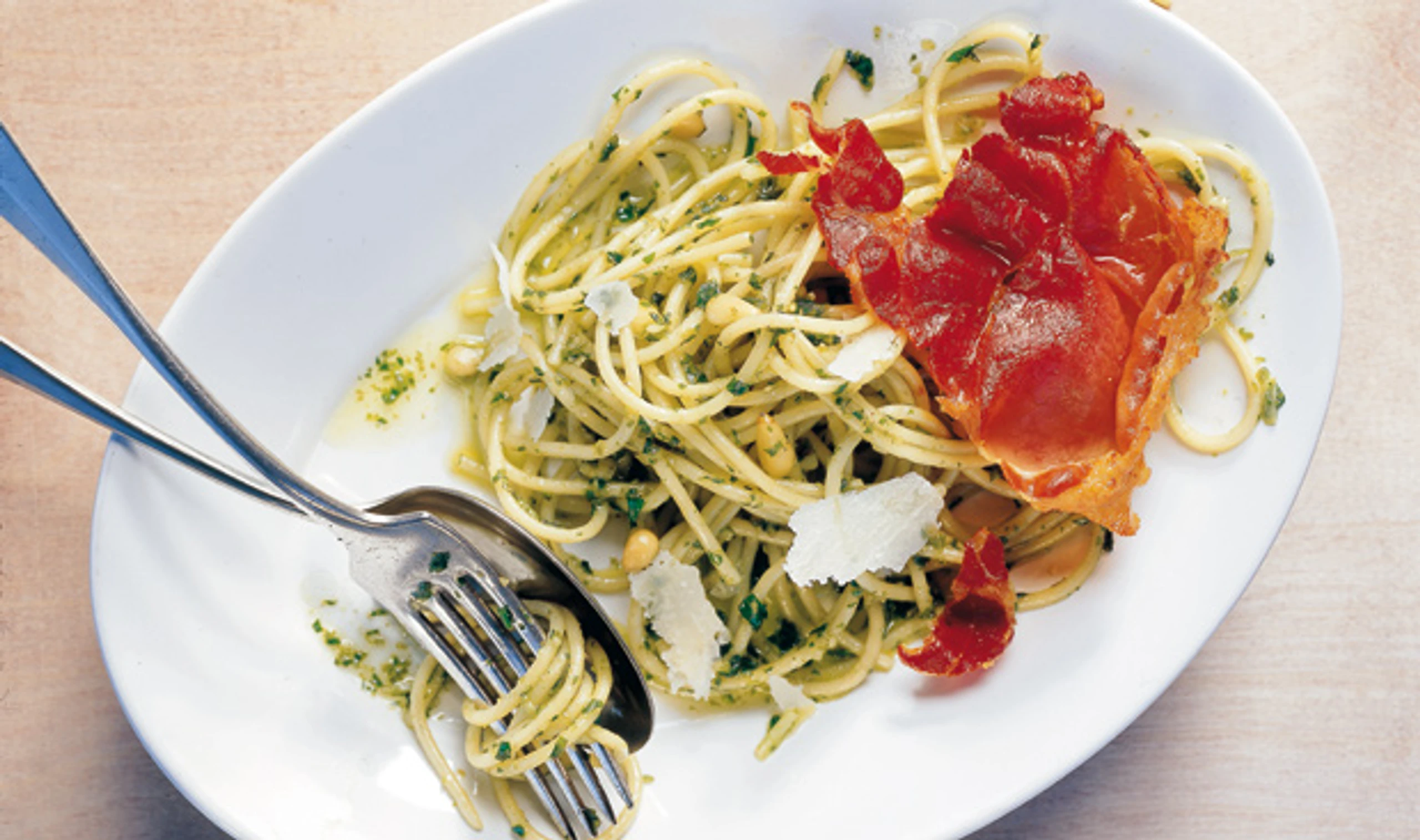 Spaghetti mit Pesto und Prosciutto