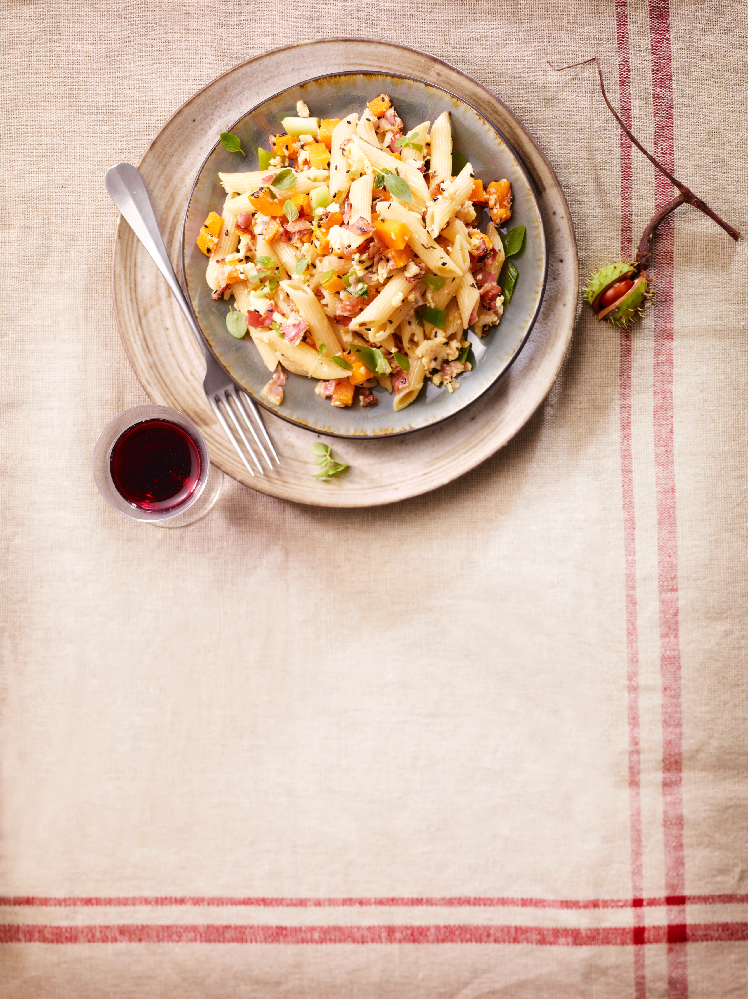 Kürbis-Pasta mit Speck und Sesam