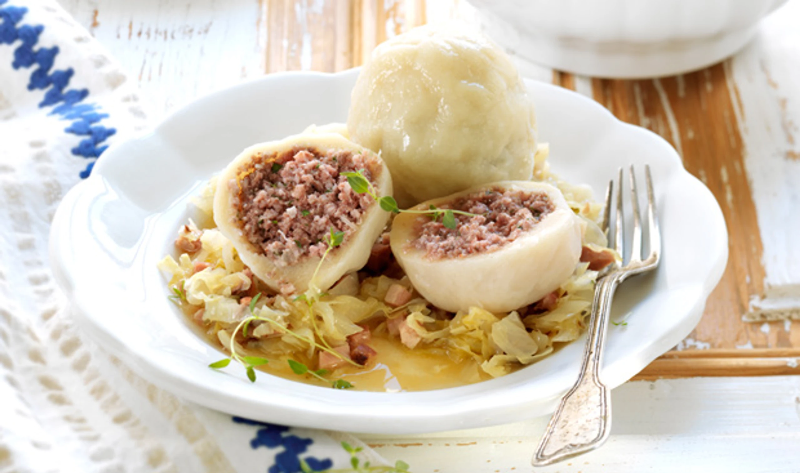 Fleischknödel mit selbstgemachtem Teig und Krautsalat