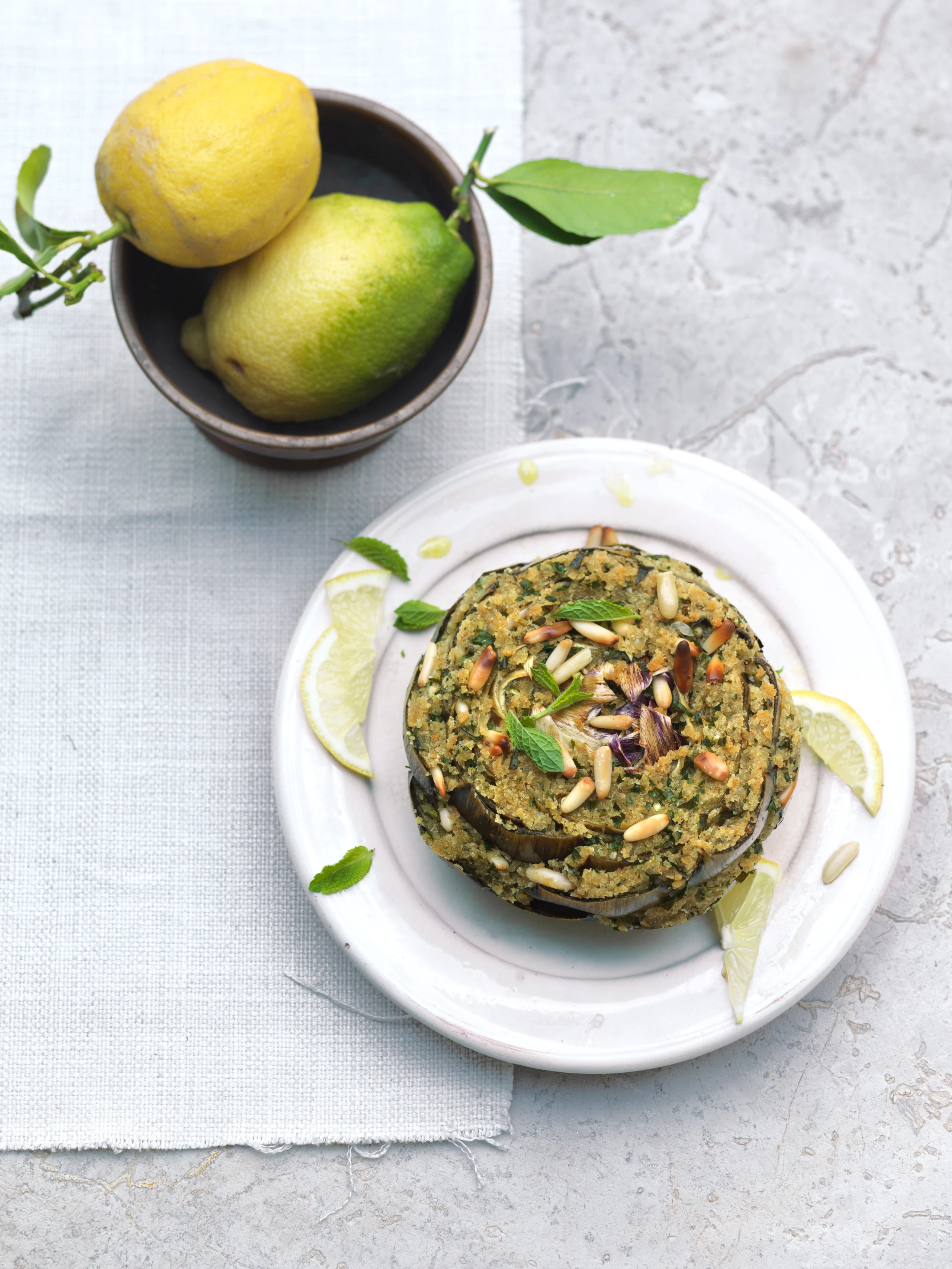 Mit Speck und Pecorino gefüllte Artischocken