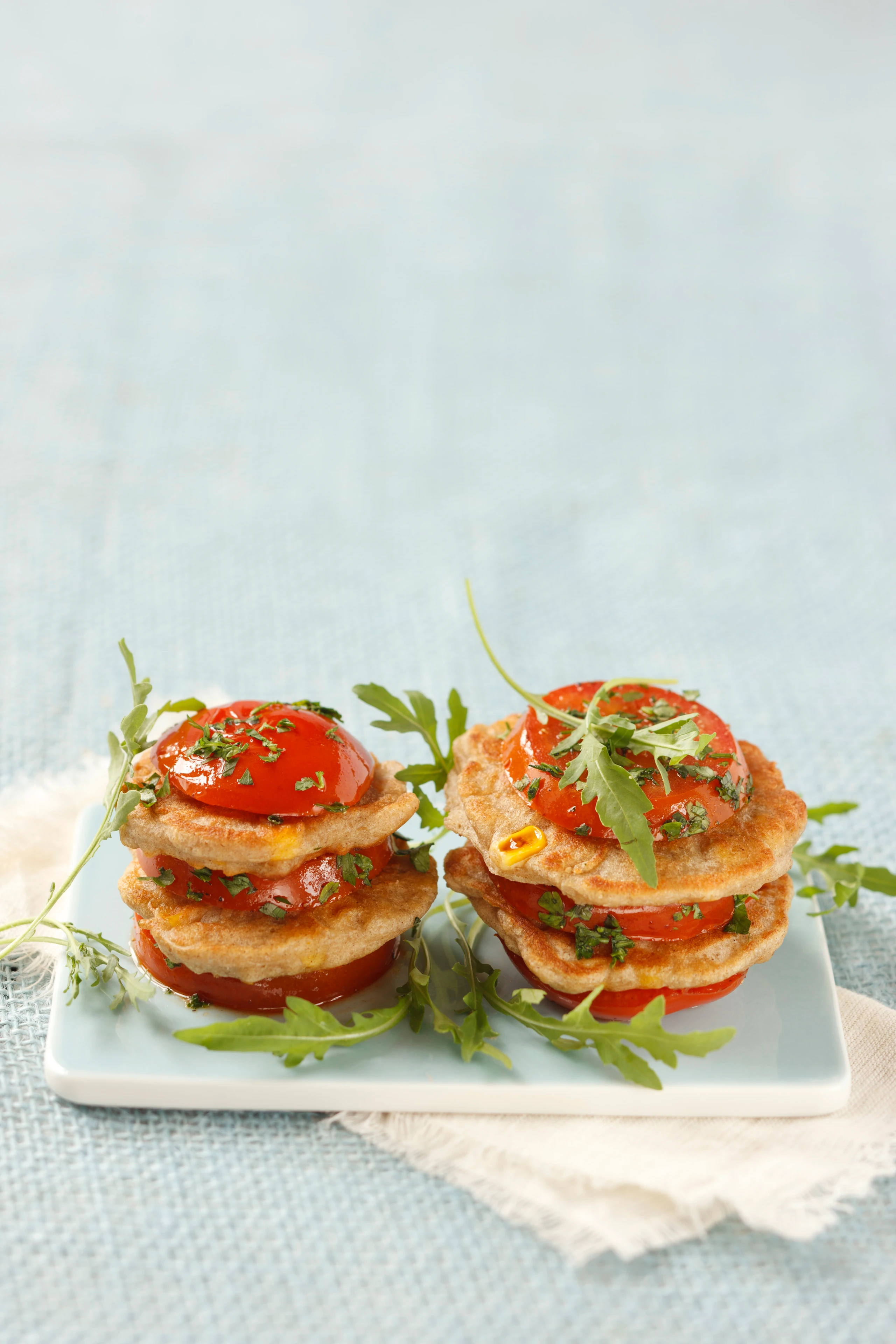 Maisblinis mit gebratenen Paradeisern