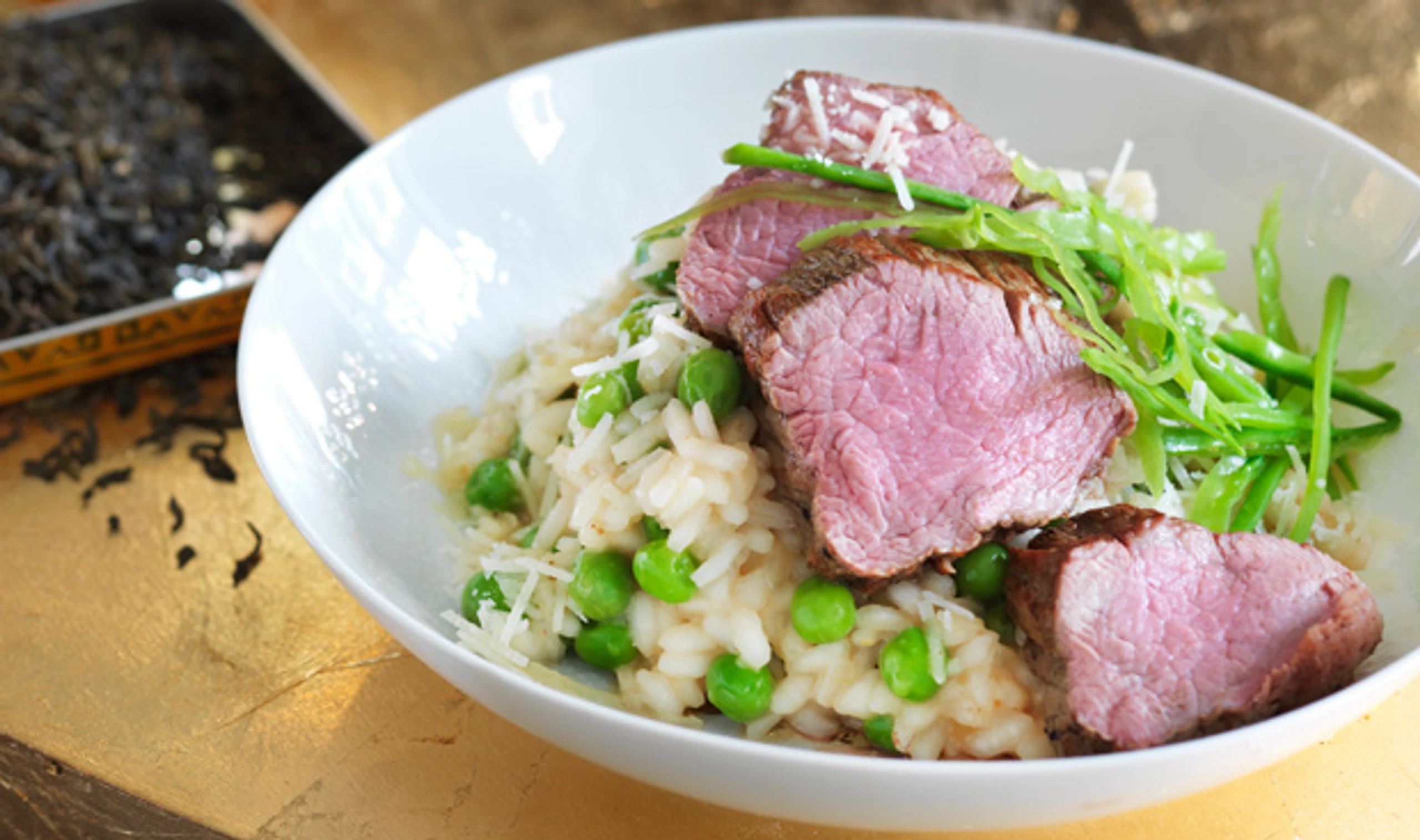 Kalbsfilet in Tee geräuchert mit Erbsenrisotto