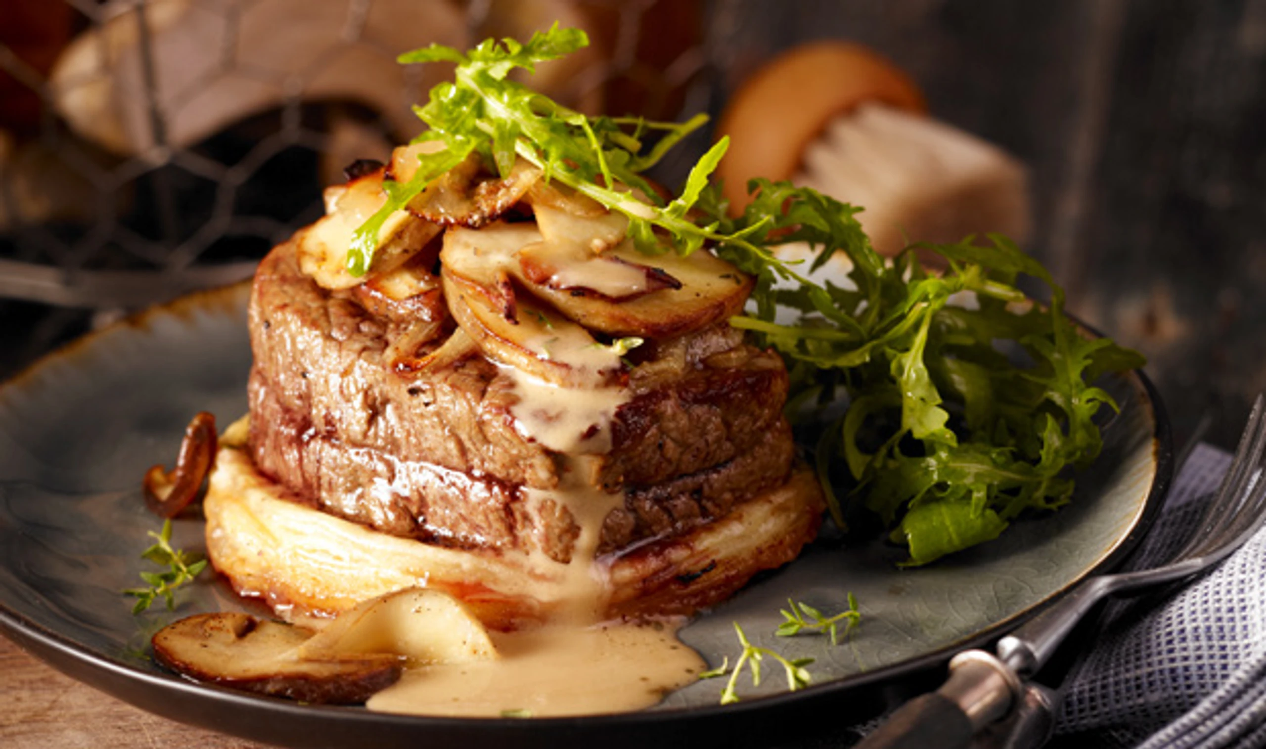 Filetsteak mit Steinpilzen auf Blätterteig