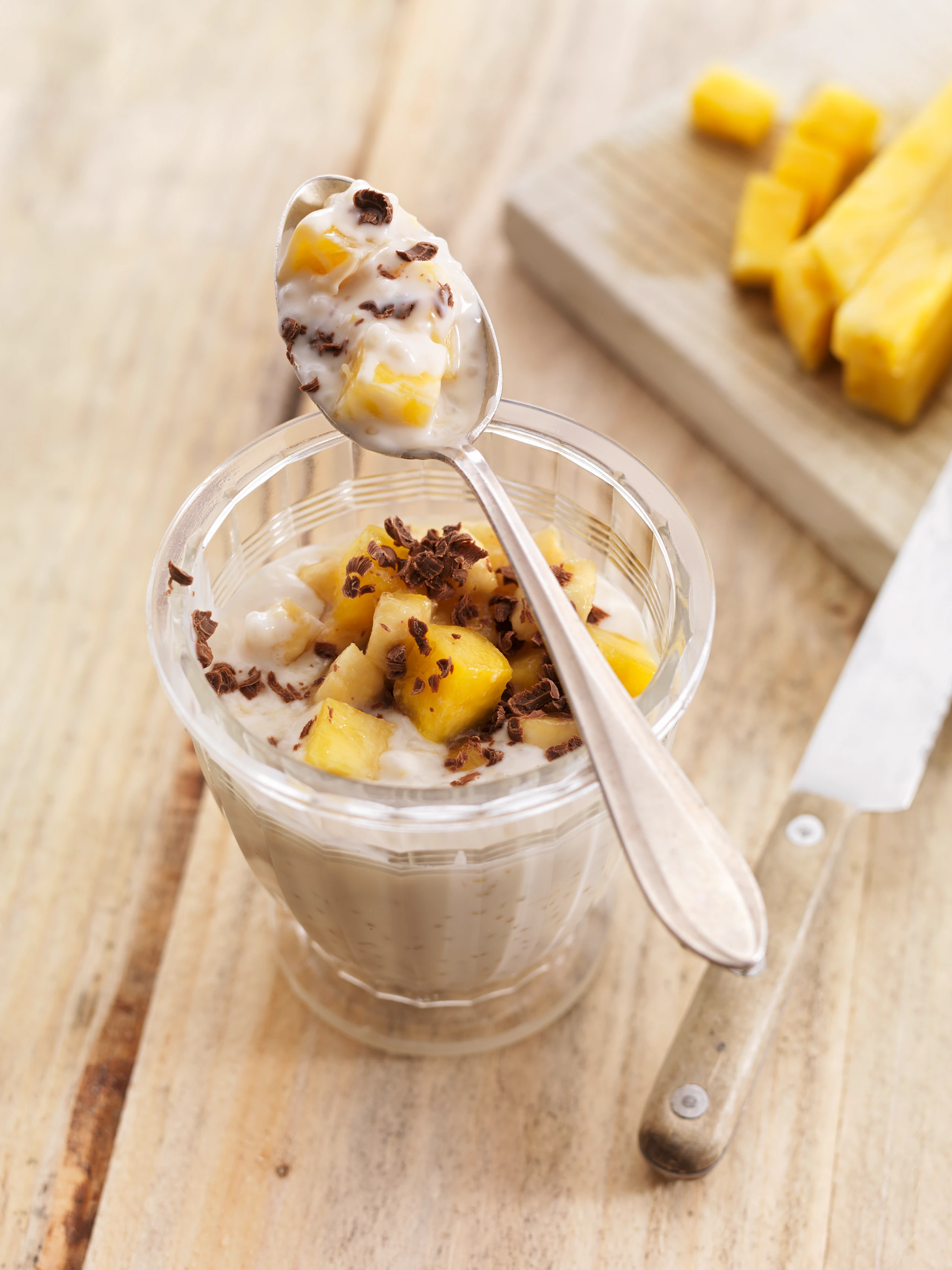 Kokoscreme mit Banane und Ananas