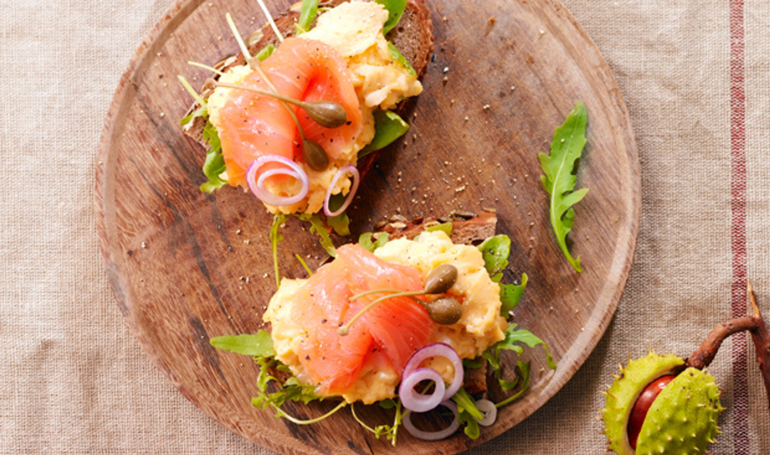 Rührei-Brot mit Lachs