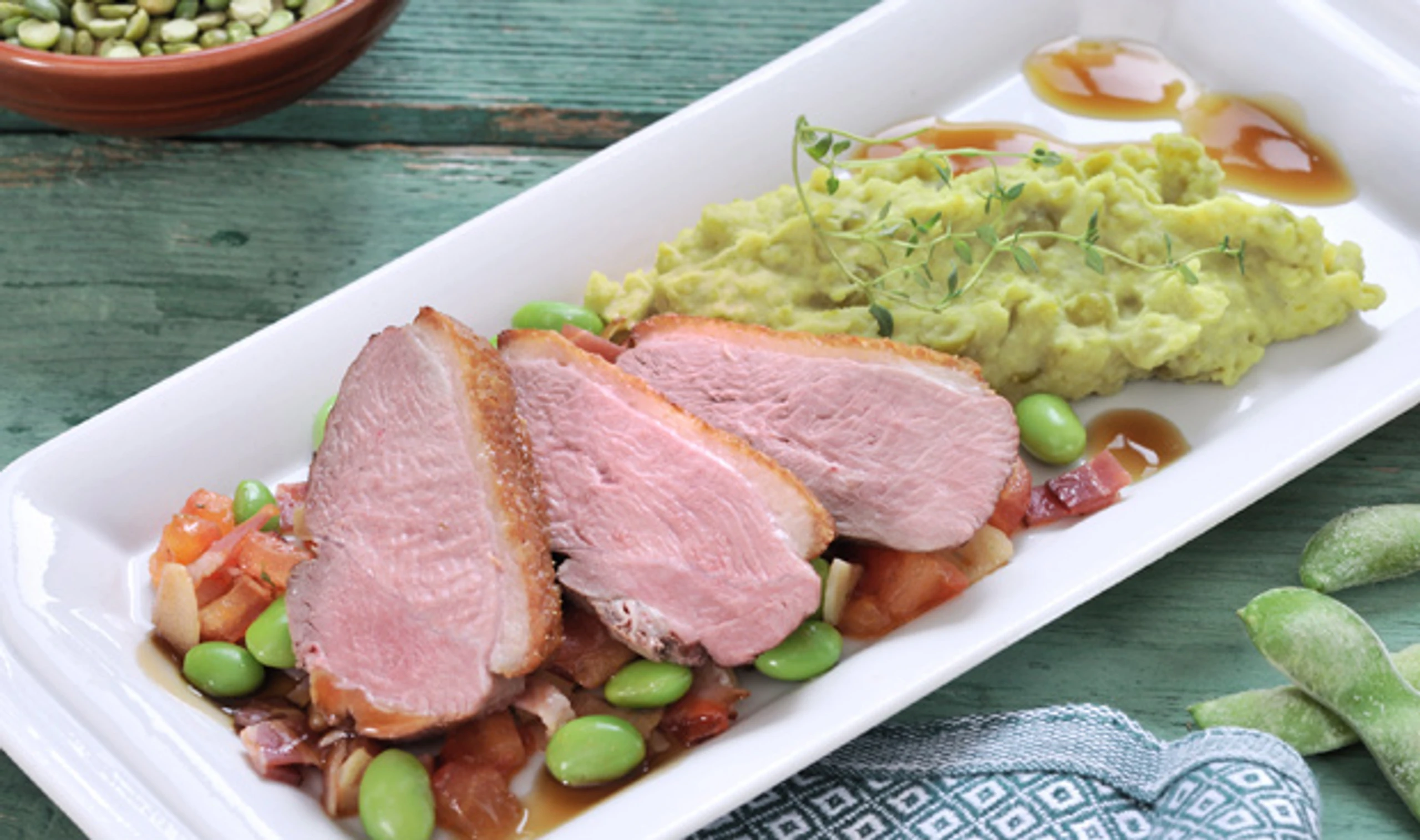 Entenbrust mit Erbsenpüree und Sojabohnengemüse