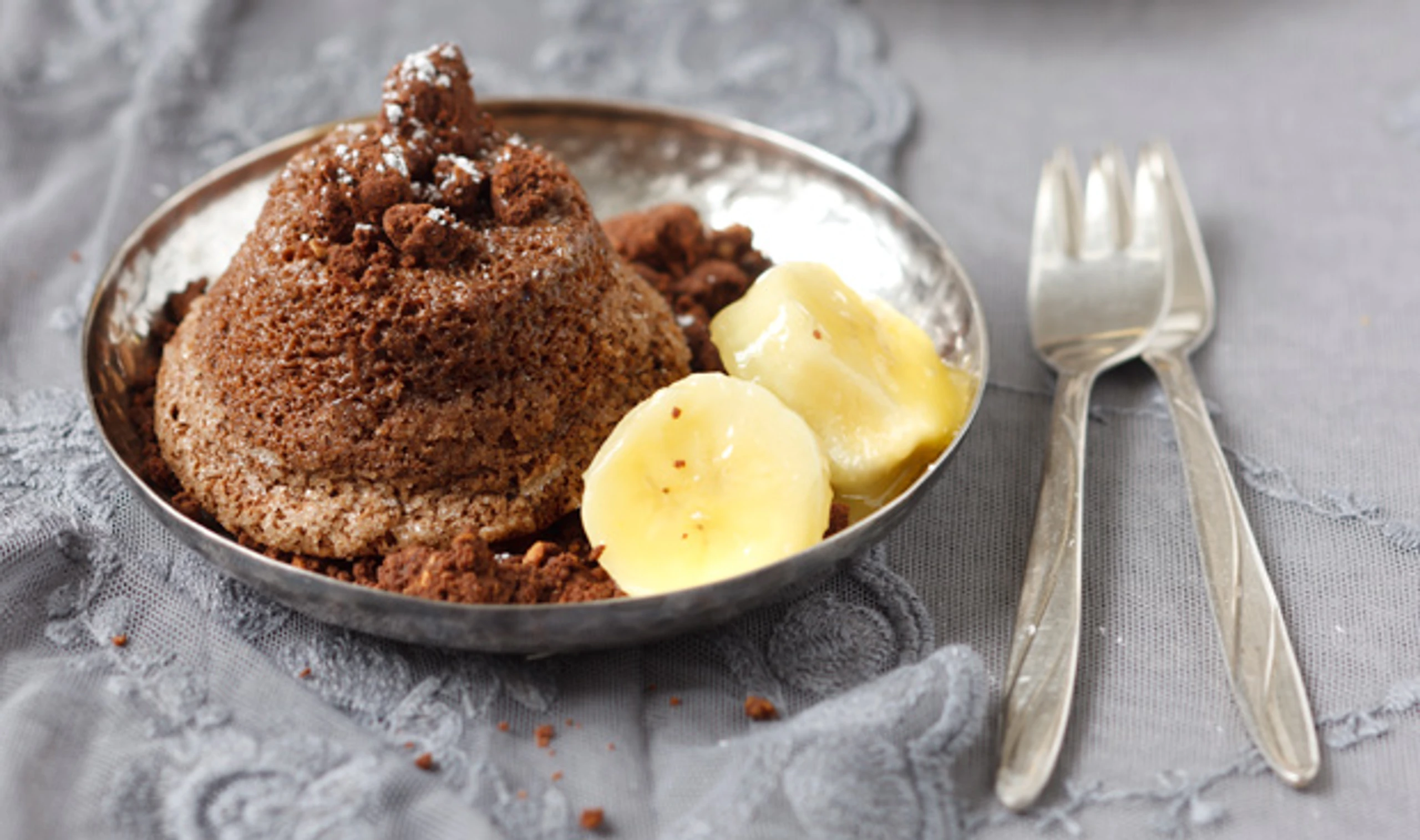 Schokosoufflé mit Nussflocken und Banane