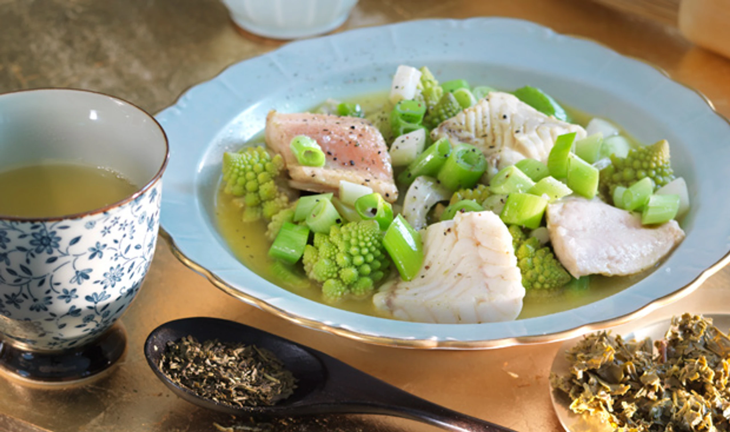 Fisch und Gemüse im Grünteesud