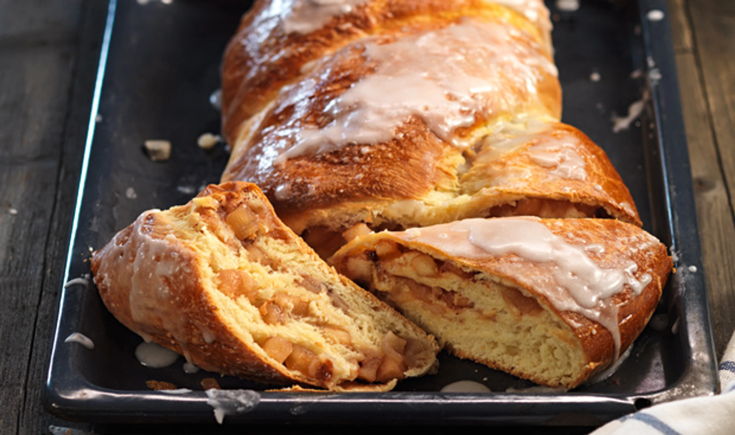 Apfelzopf mit Zuckerglasur