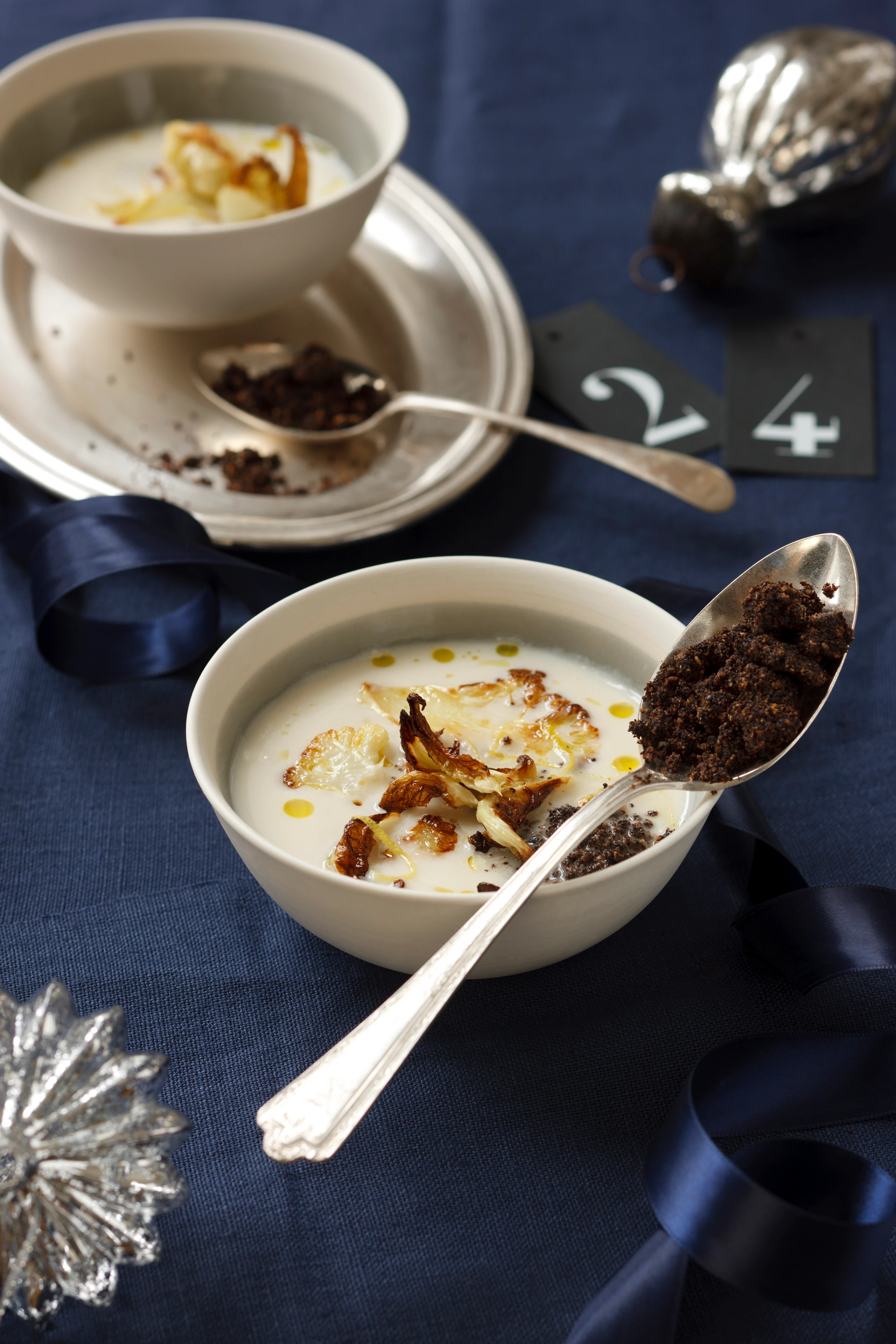 Karfiol-Zitronensuppe mit Mohn-Oliven-Bröseln