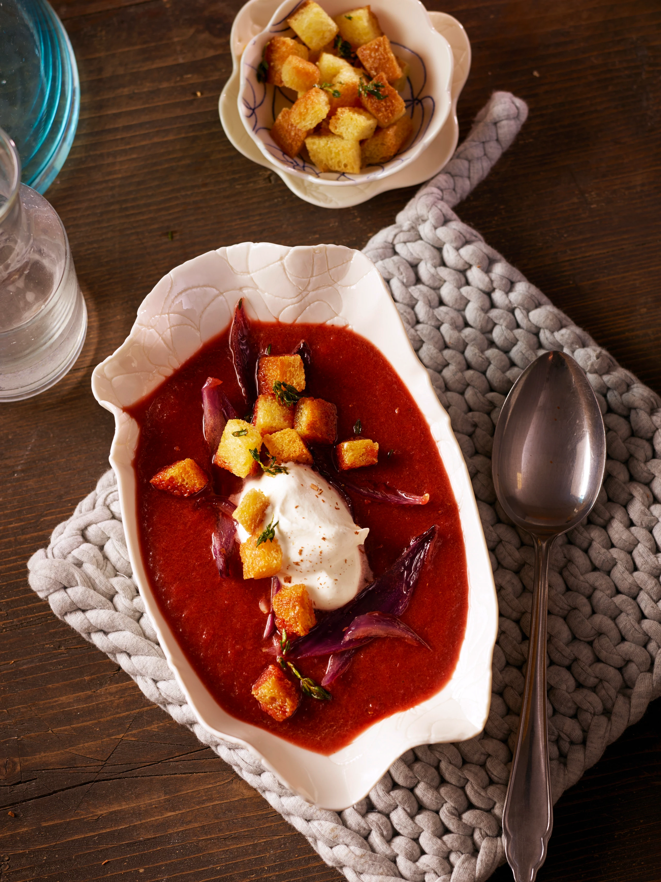 Rote Zwiebelsuppe mit Croûtons