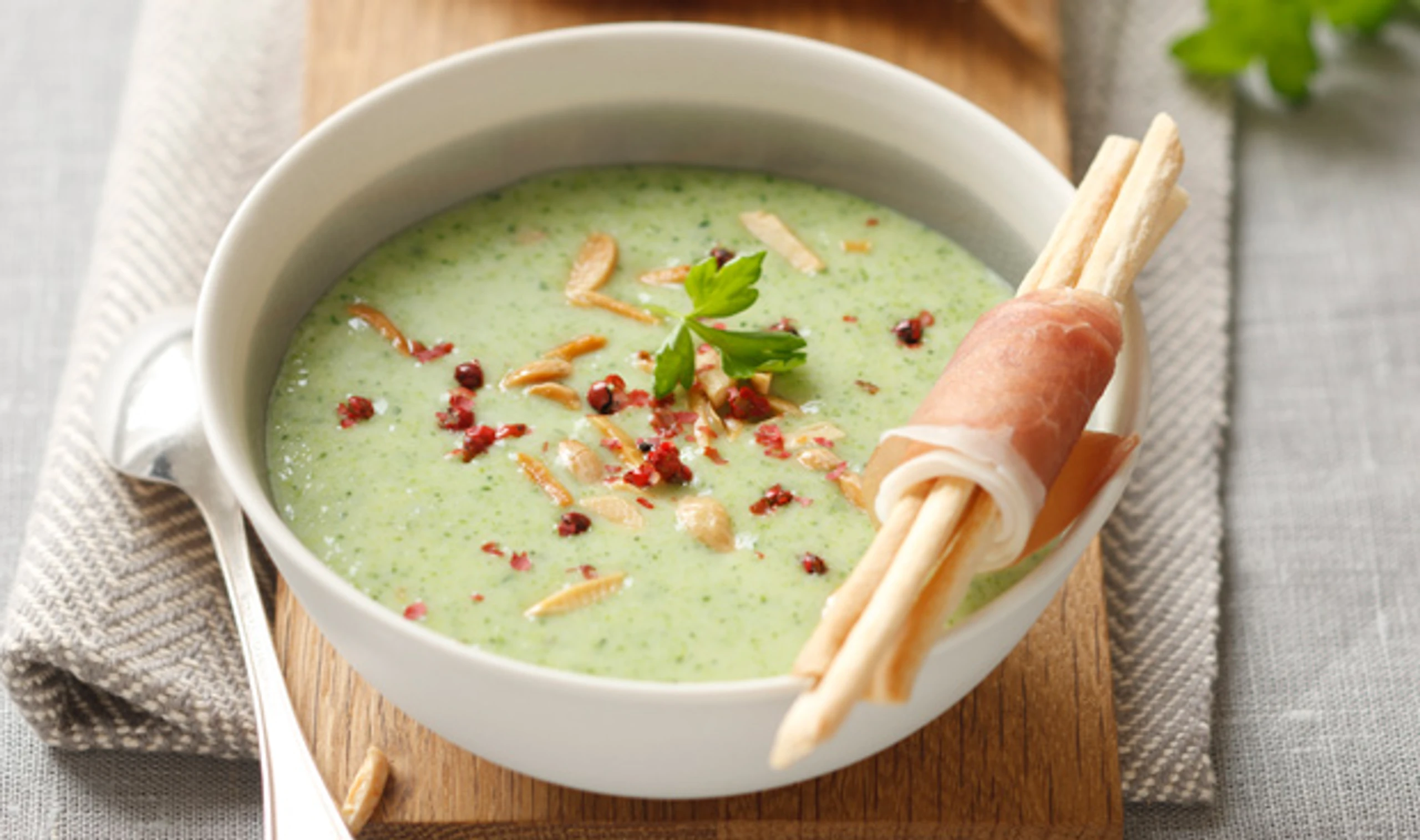 Brokkolisuppe mit Schinkenstangerln