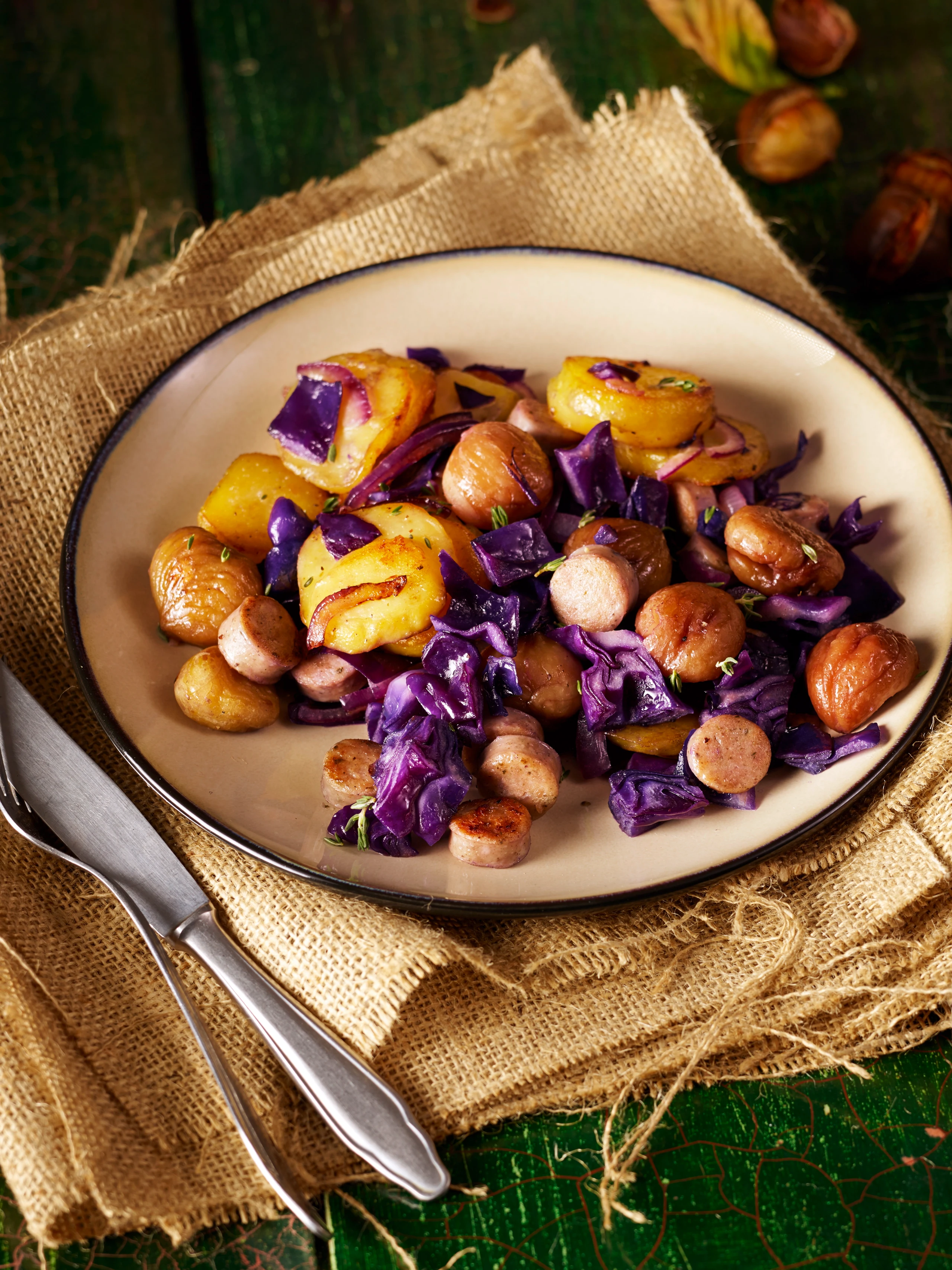 Rotkraut-Maronigröstl mit Bratwurst