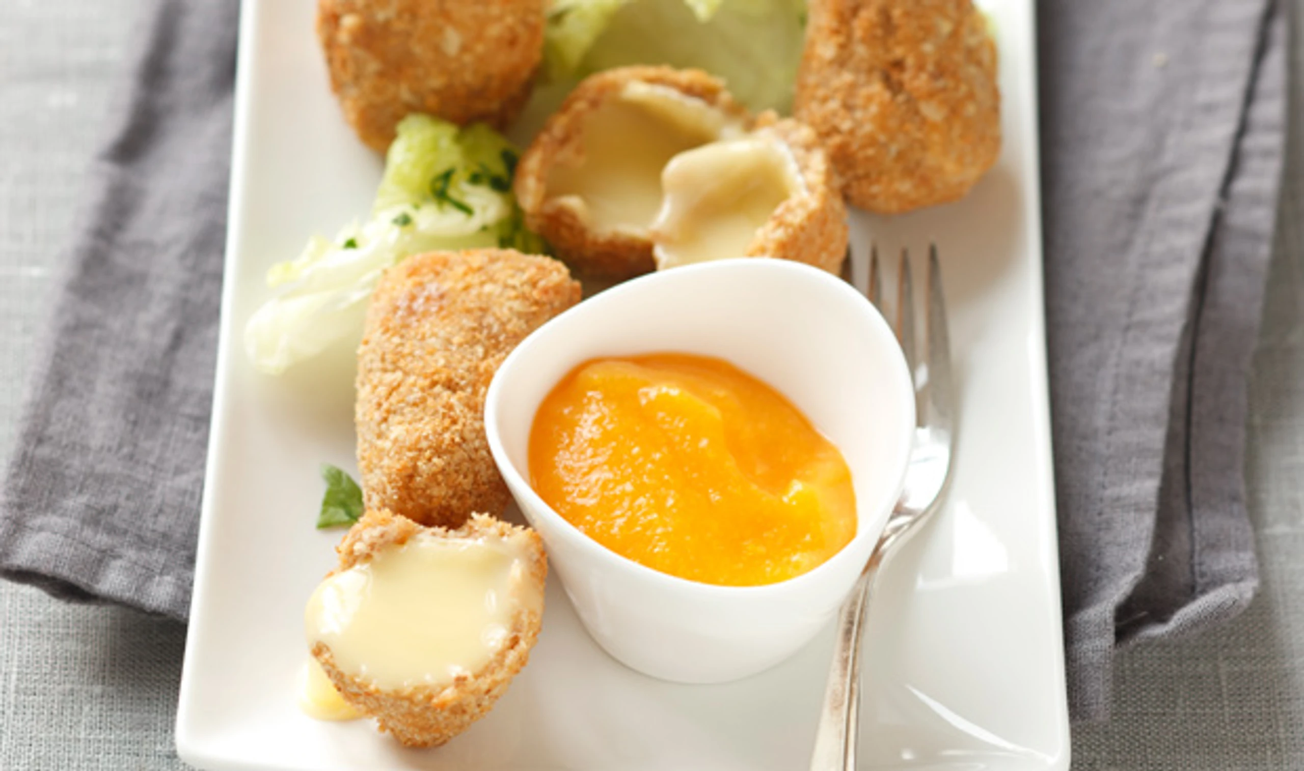 Camembert in der Nusskruste