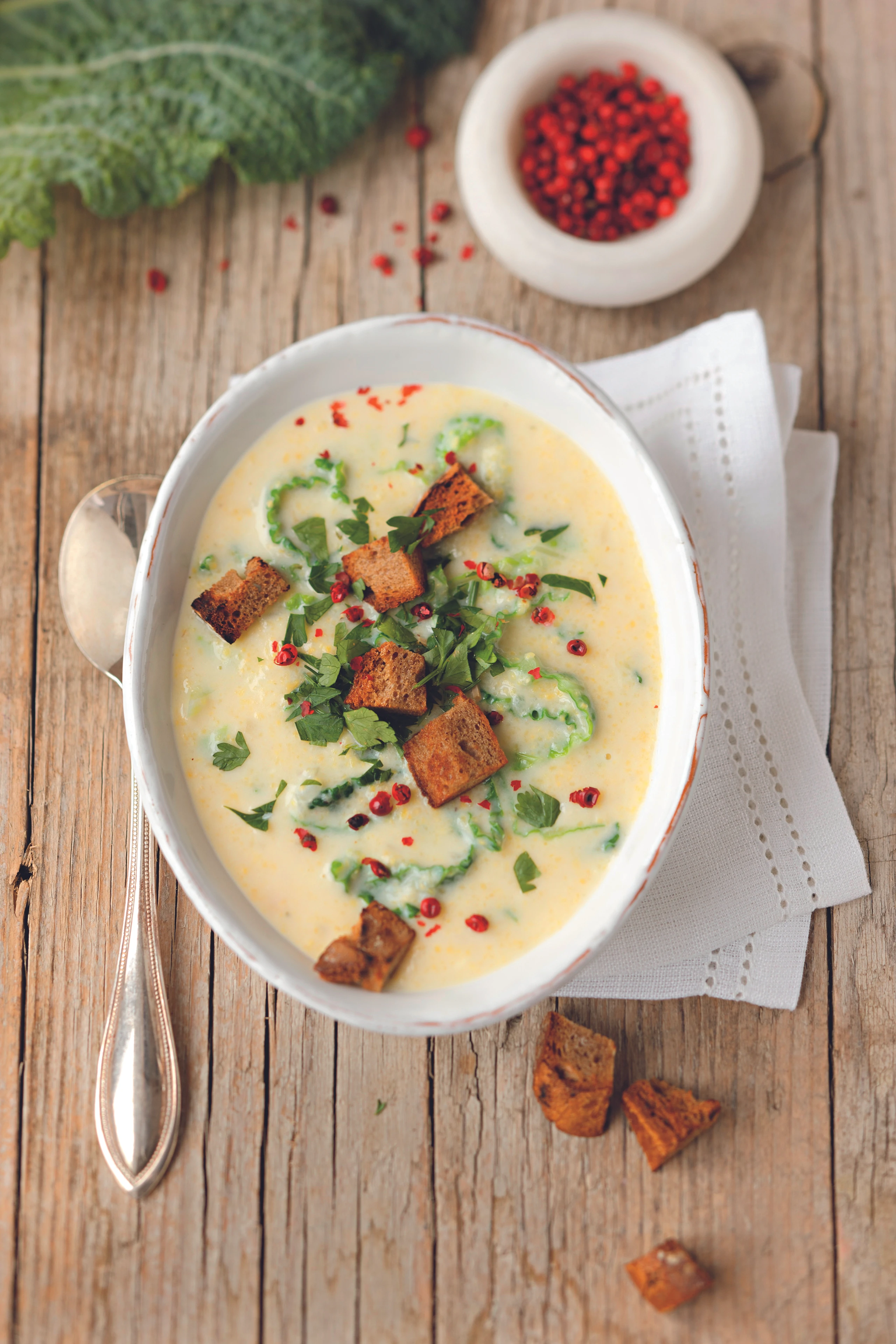 Polentasuppe mit Kohl und Croûtons