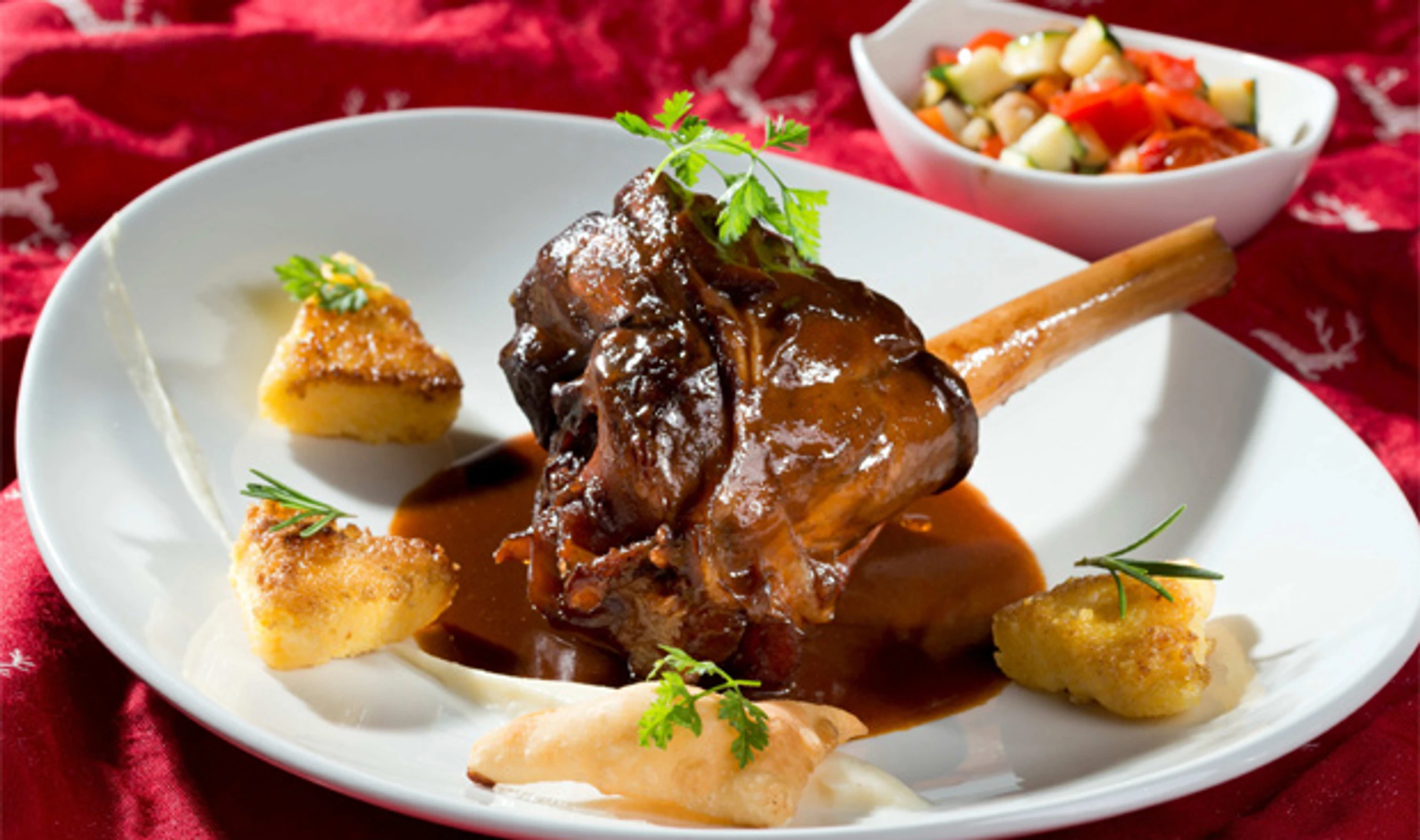 Lammstelze mit Gemüsegröstl und Polentaschnitte