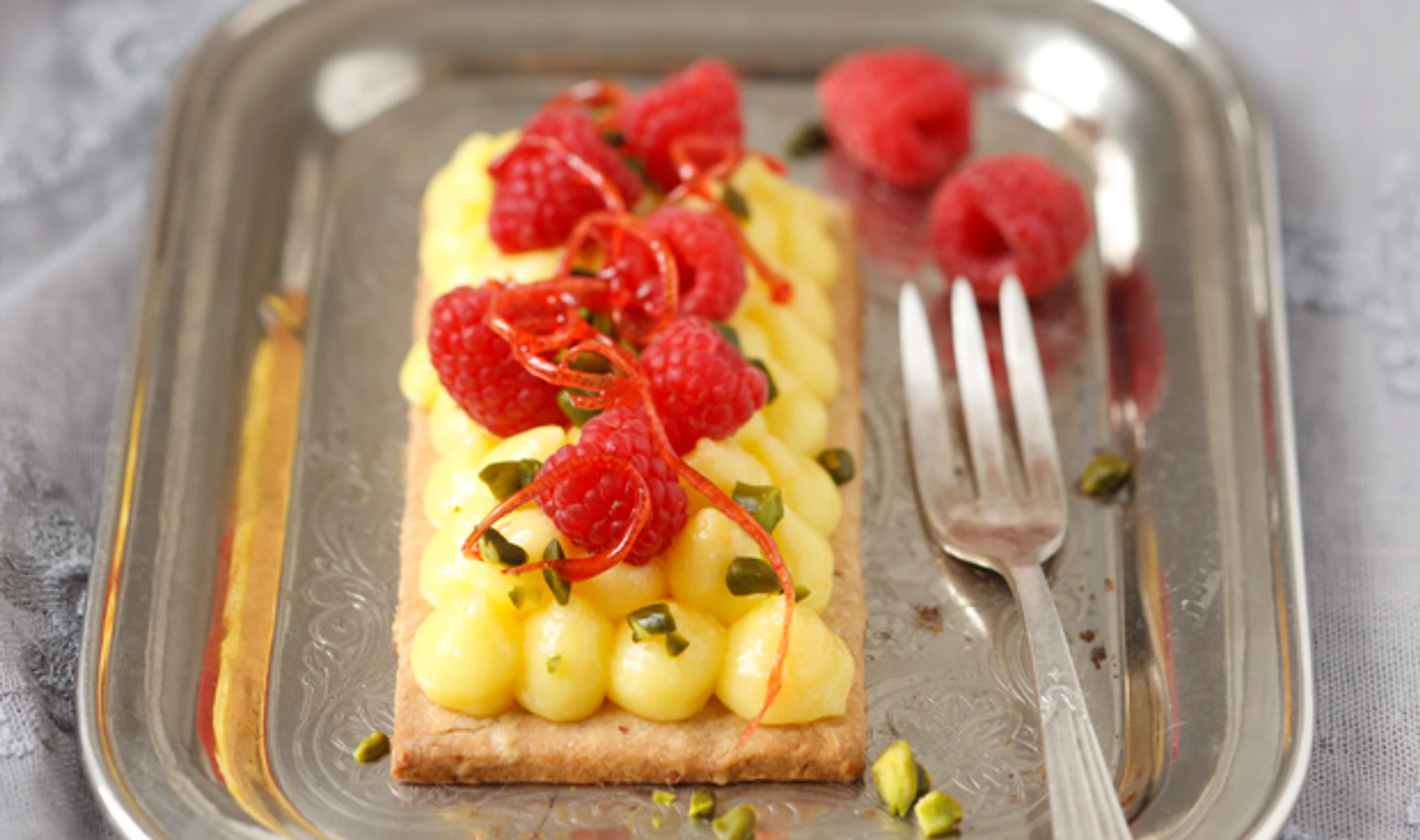 Zitronenschnitte mit Himbeeren
