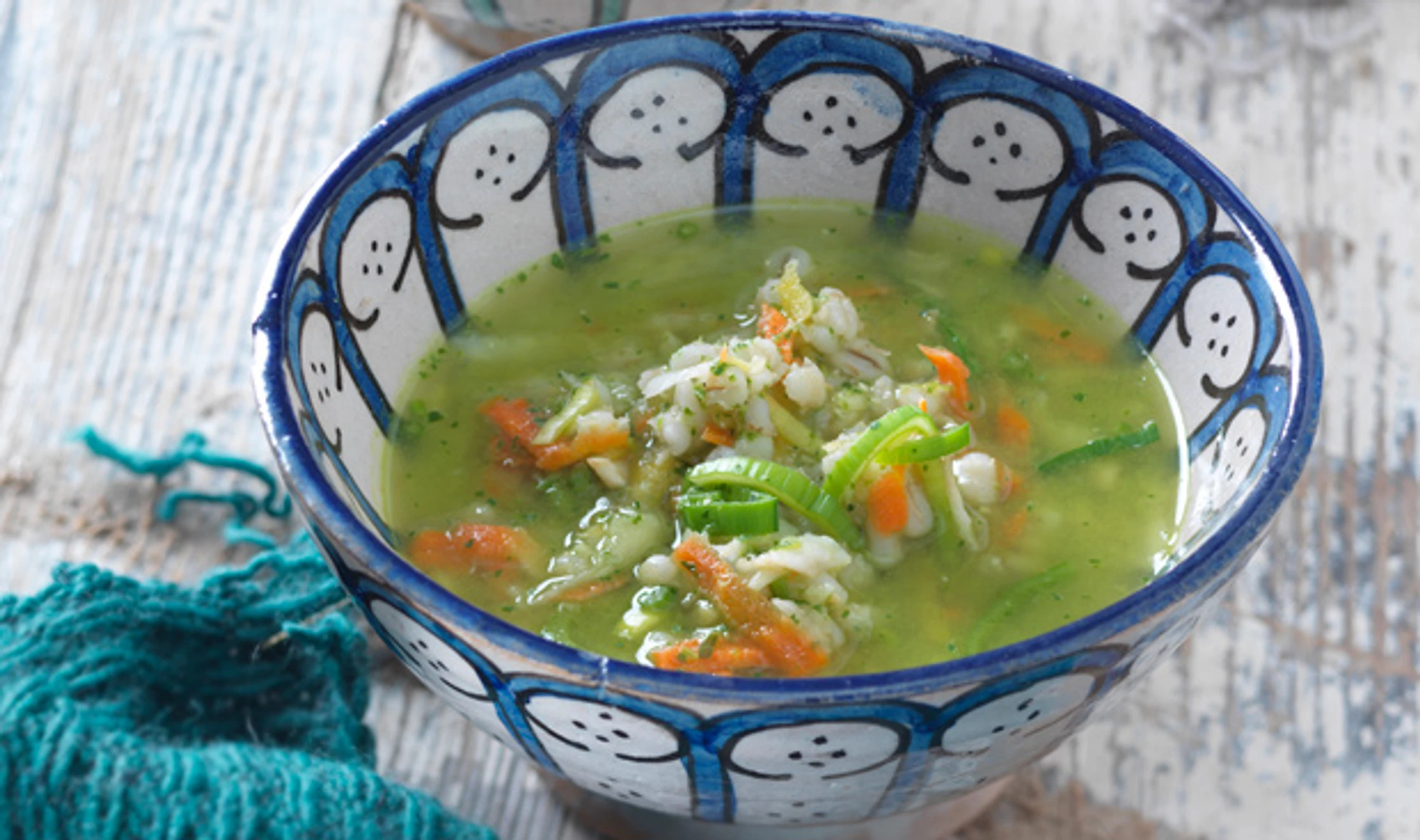 Rollgerstelsuppe mit Petersilcreme