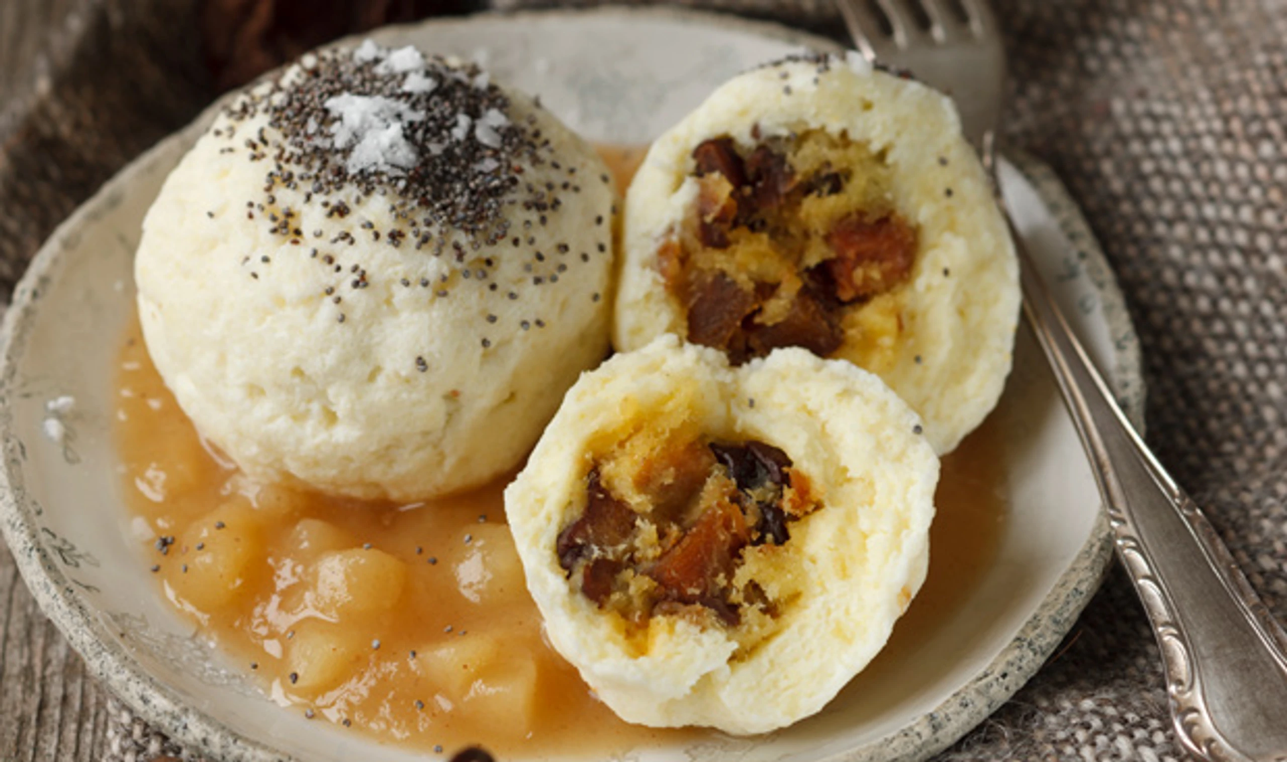 Kletzenknödel auf Birnenmus