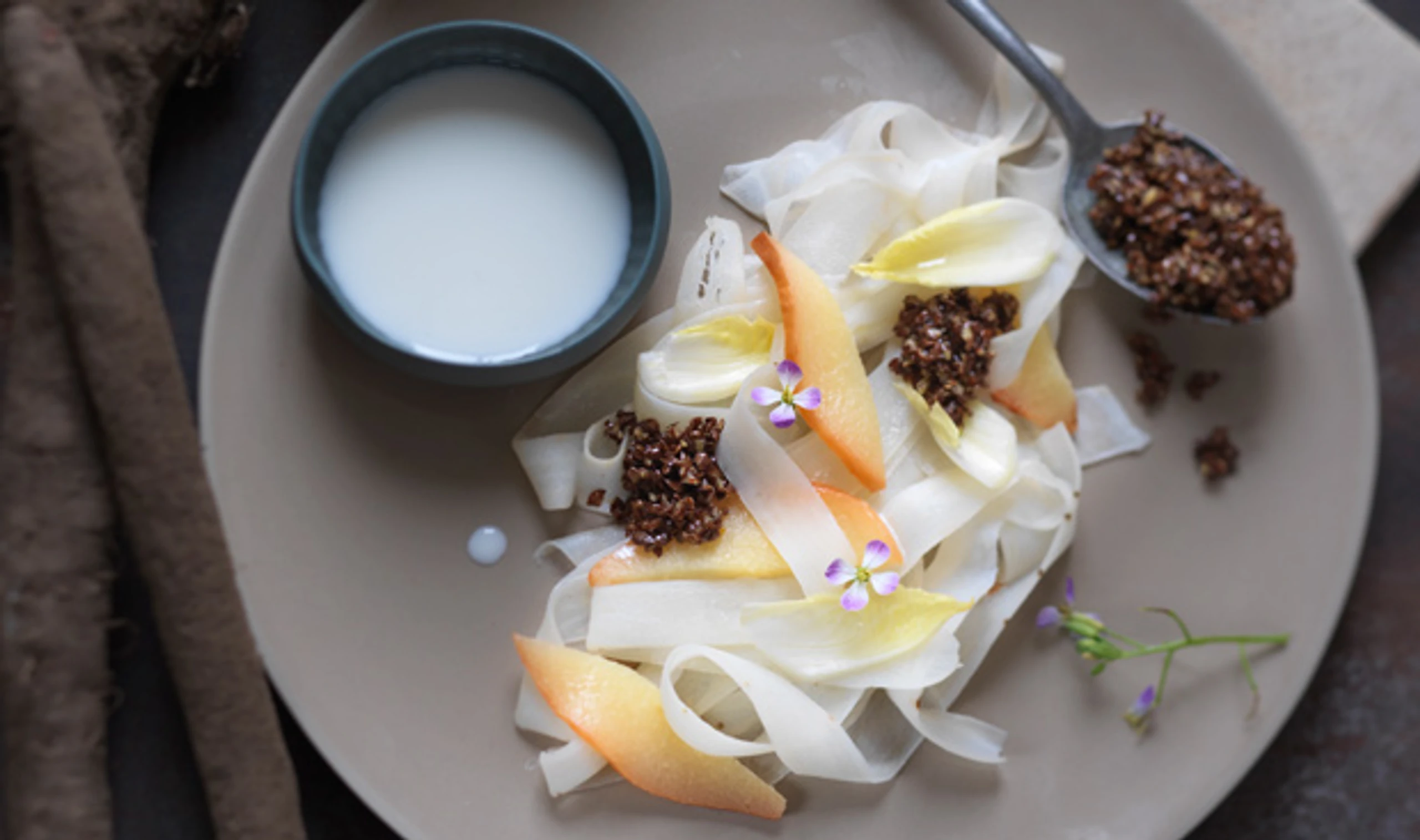 Schwarzwurzelsalat mit Quitte und Leinsamen