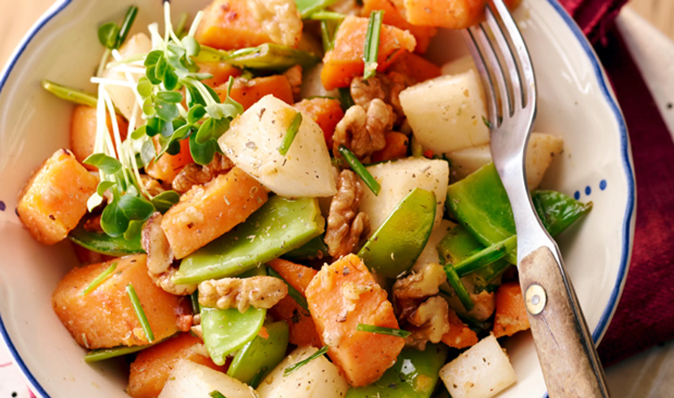 Gemüsesalat mit Nüssen