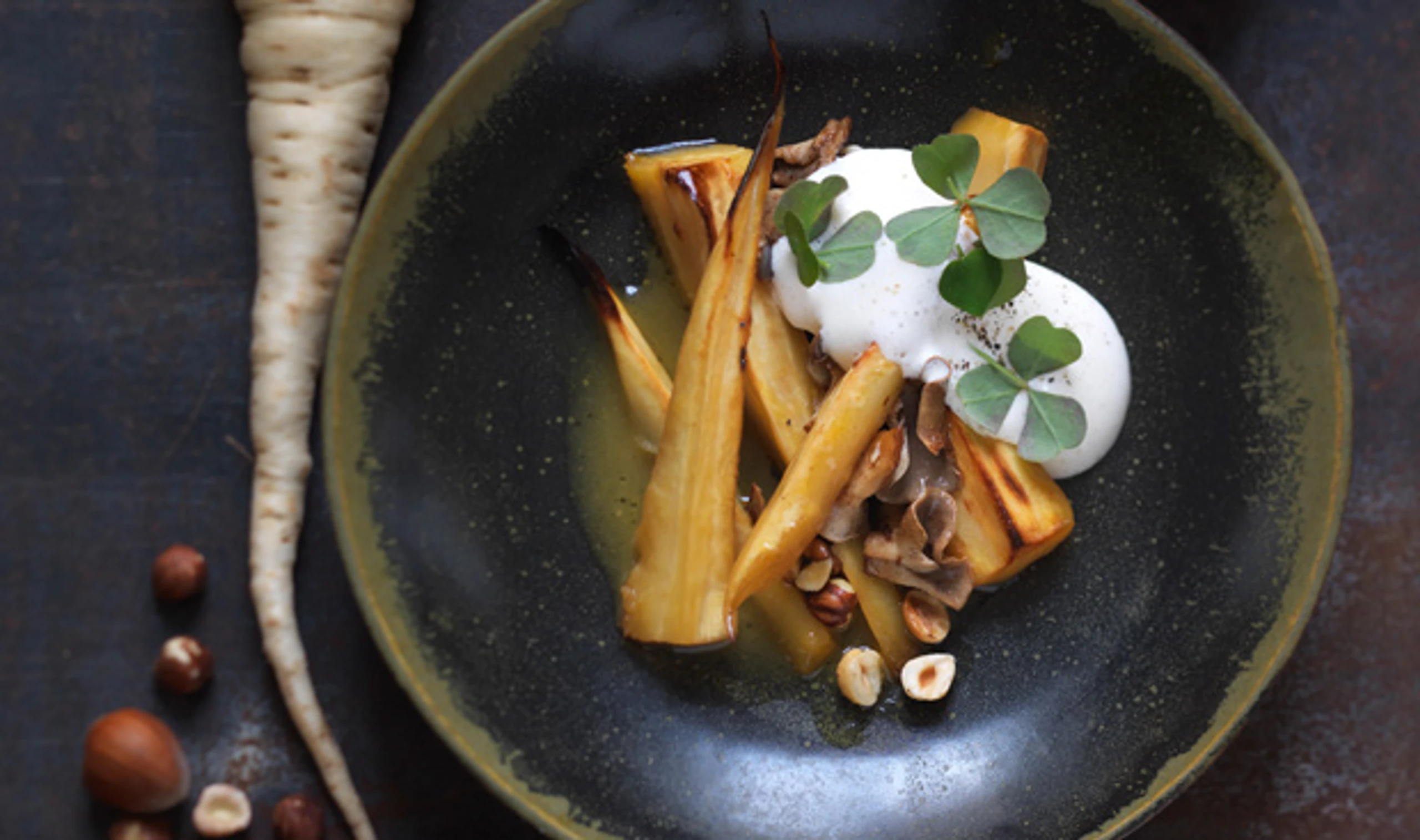 Pastinaken mit Käsesauce, Pilzen und Haselnüssen