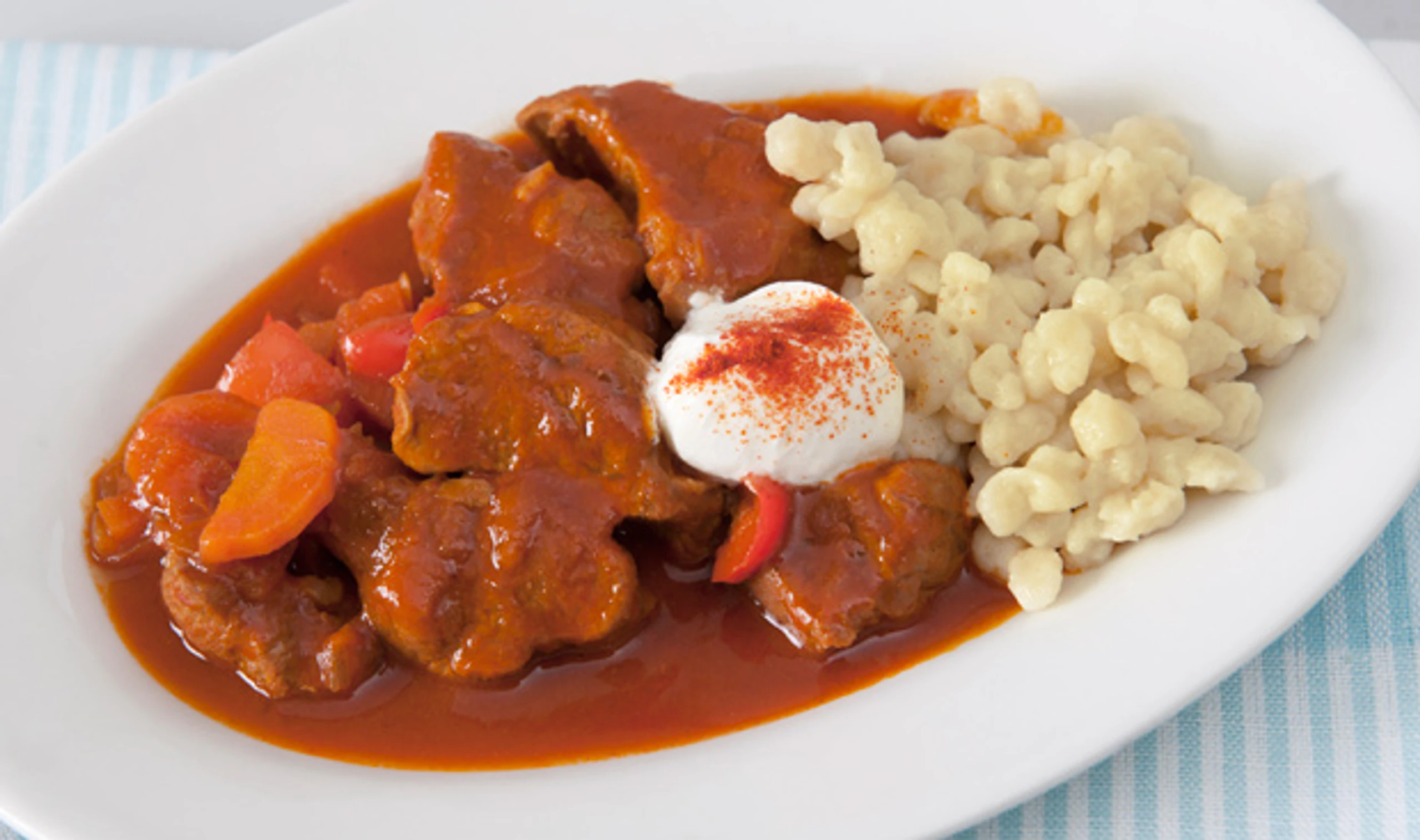 Kalbsgulasch mit Nockerln