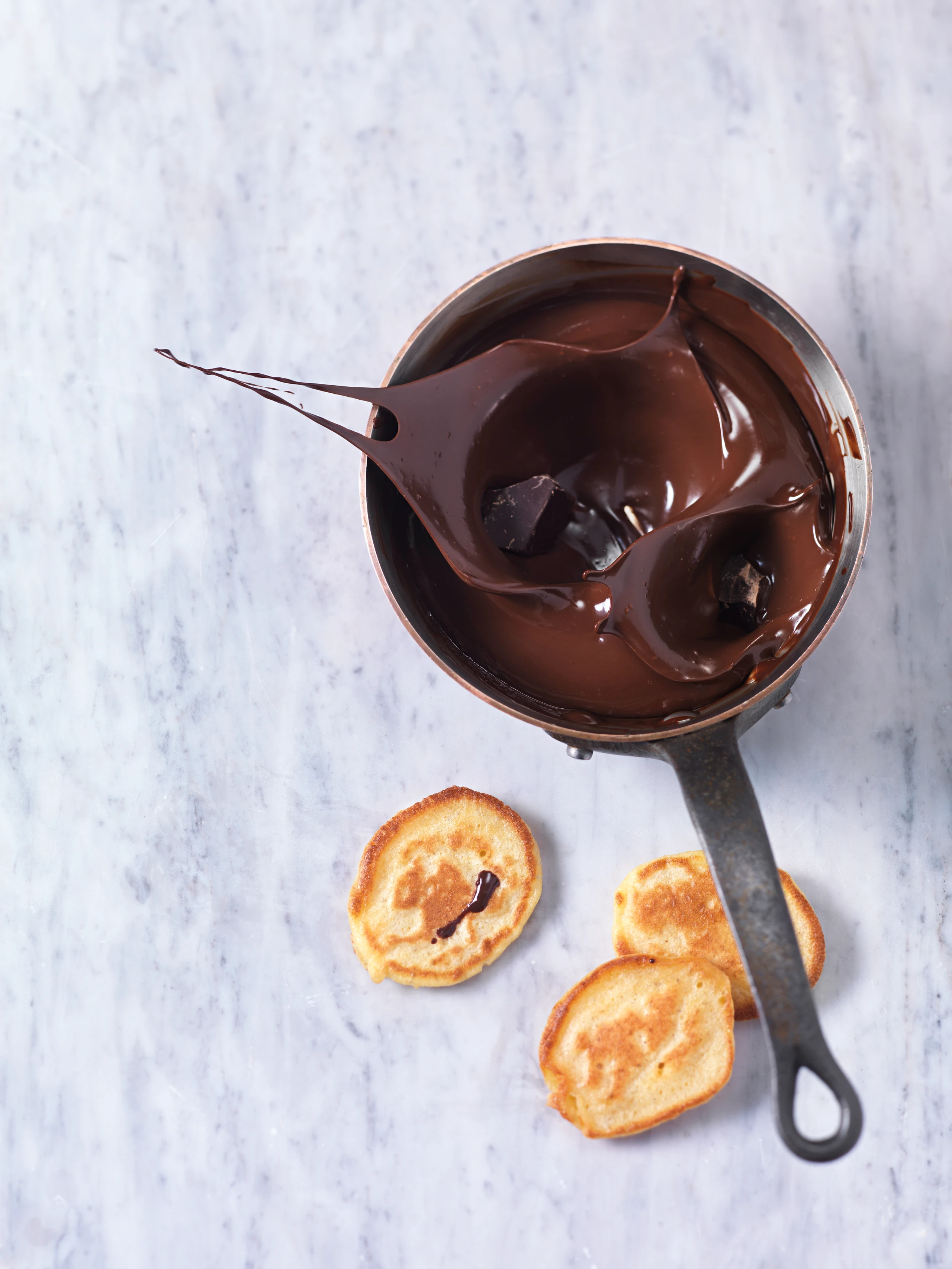 Süße Blinis mit Schokosauce