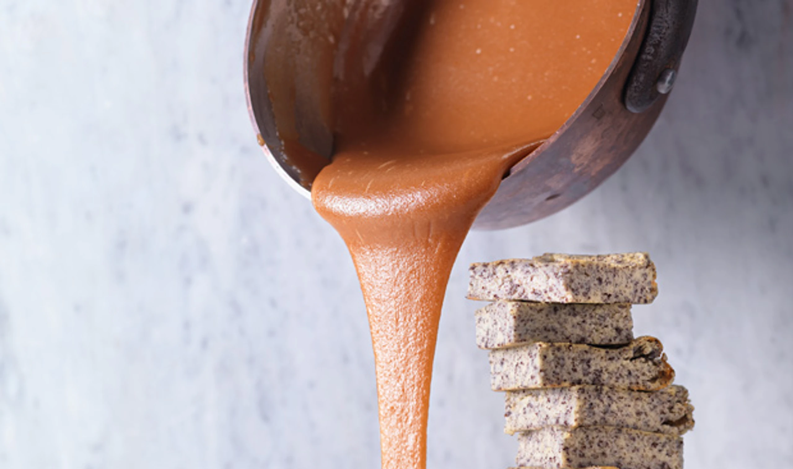 Karamellsauce mit Mohnkuchen