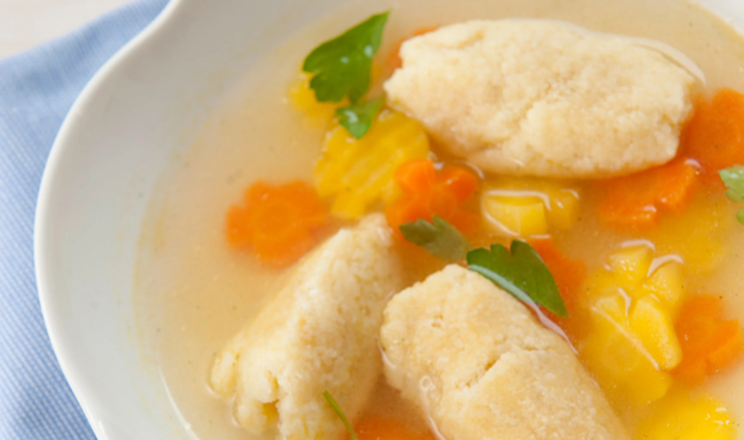 Grießnockerlsuppe mit Gemüseblumen