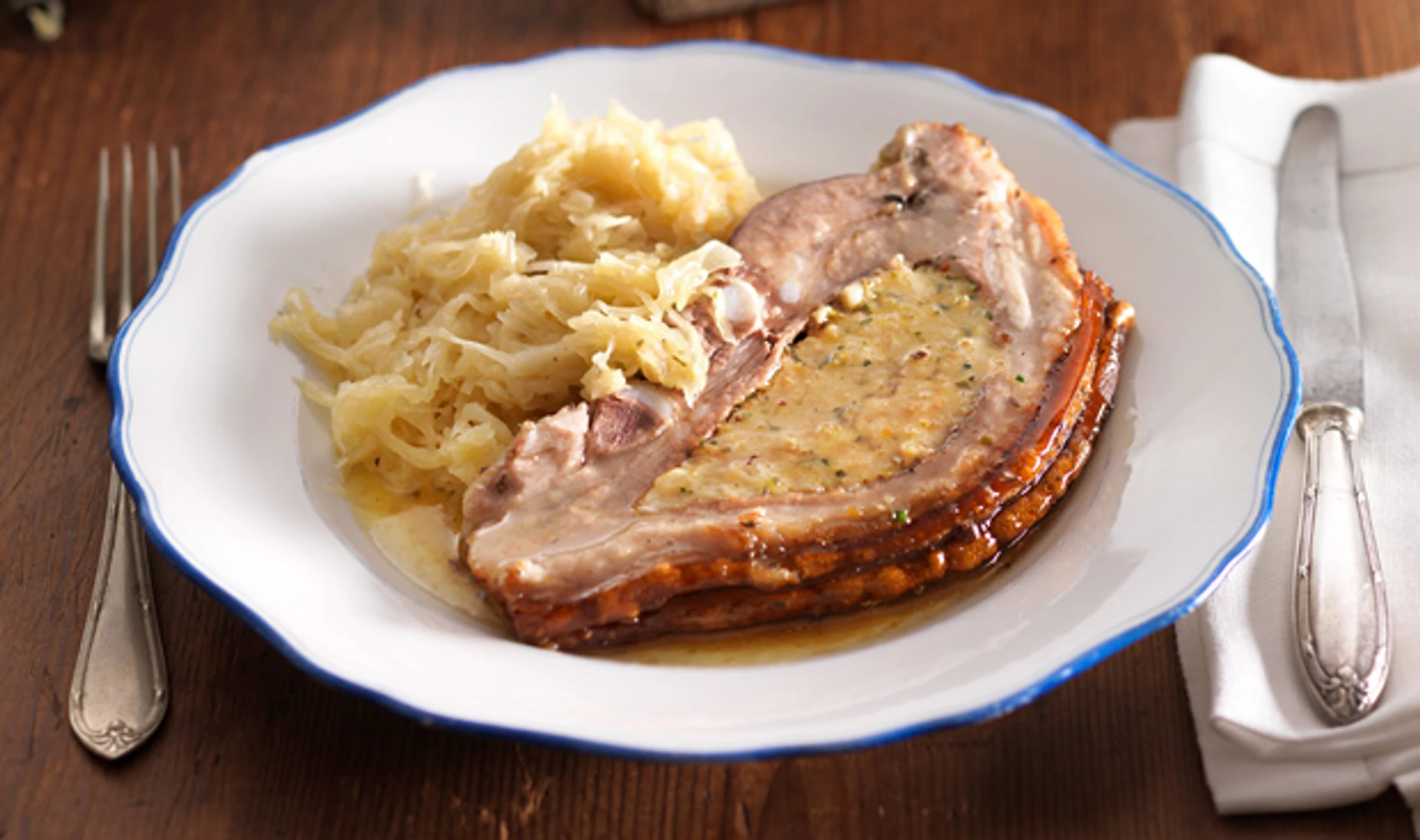 Schweinsbrust mit Semmelfülle und Kraut