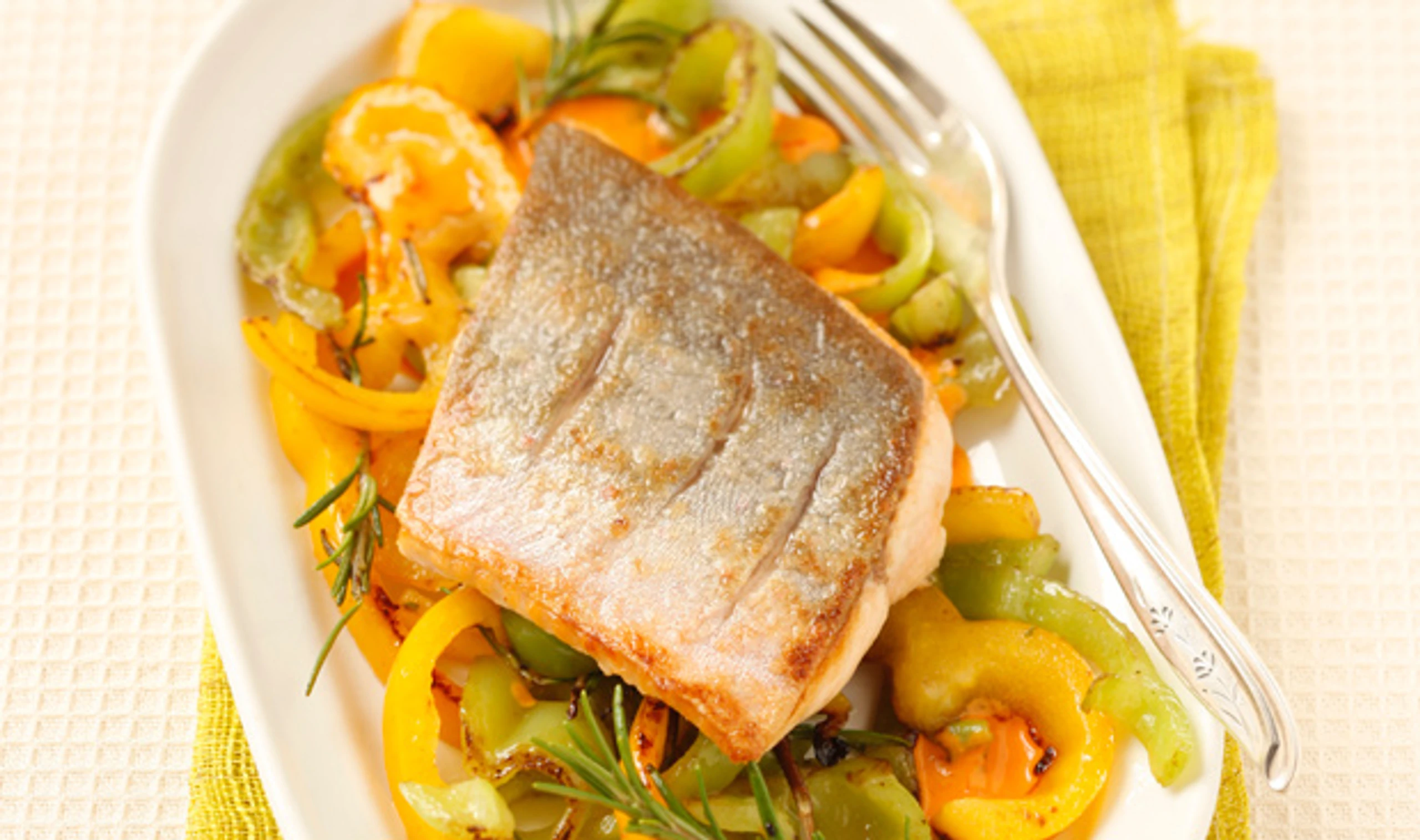 Saibling auf Paprikastreifen