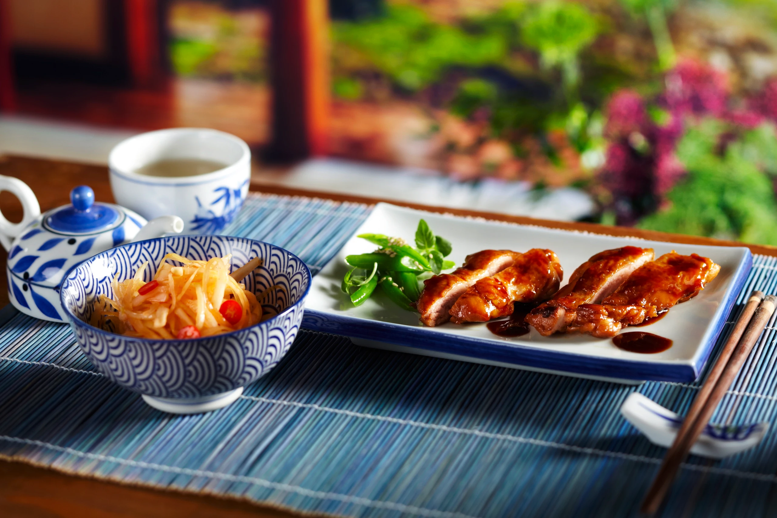 Hühnerkeulen-Teriyaki mit Fisolen und Shio-Momi-Krautsalat