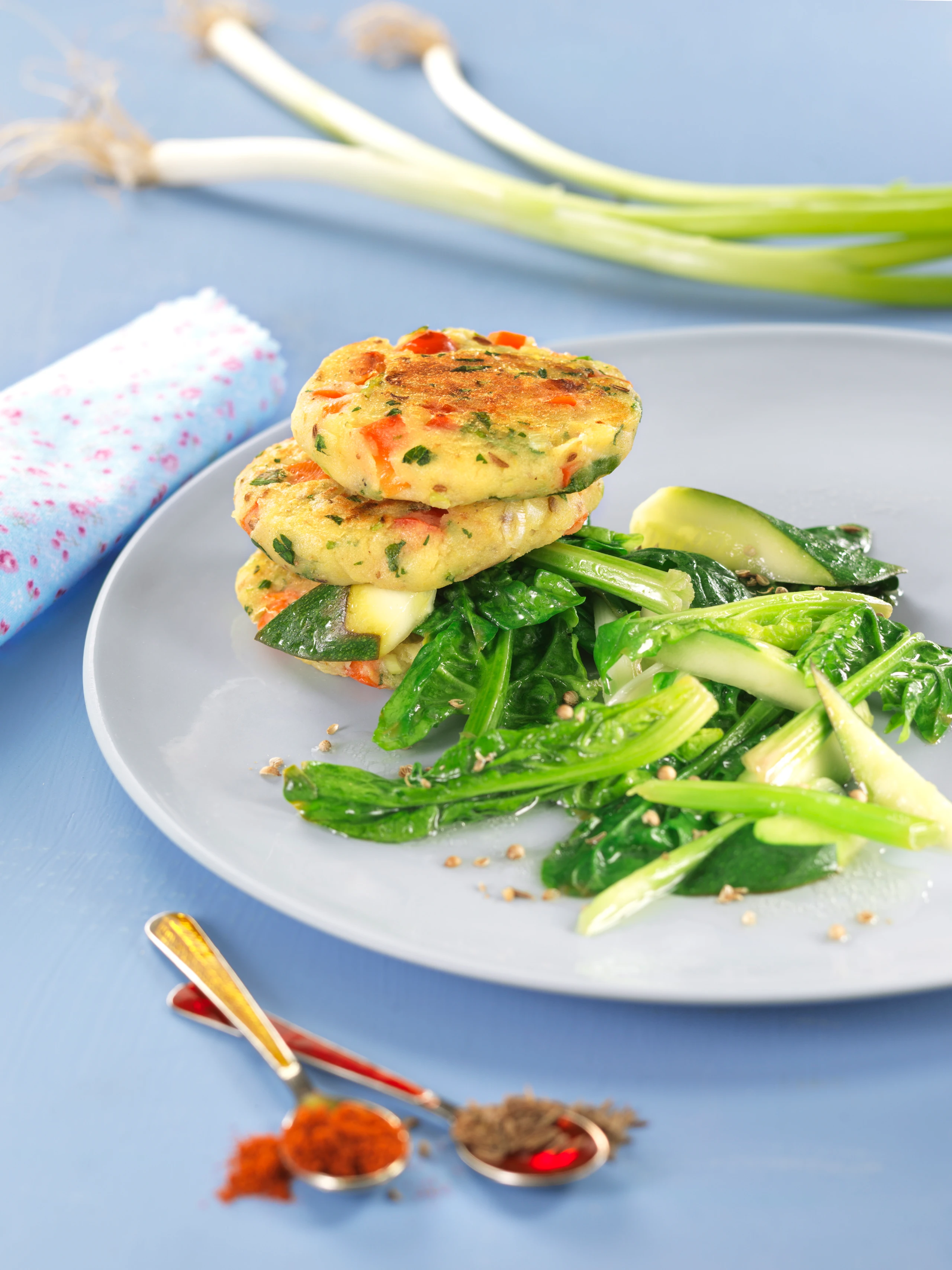 Erdäpfel-Laibchen mit Zucchini und Spinat