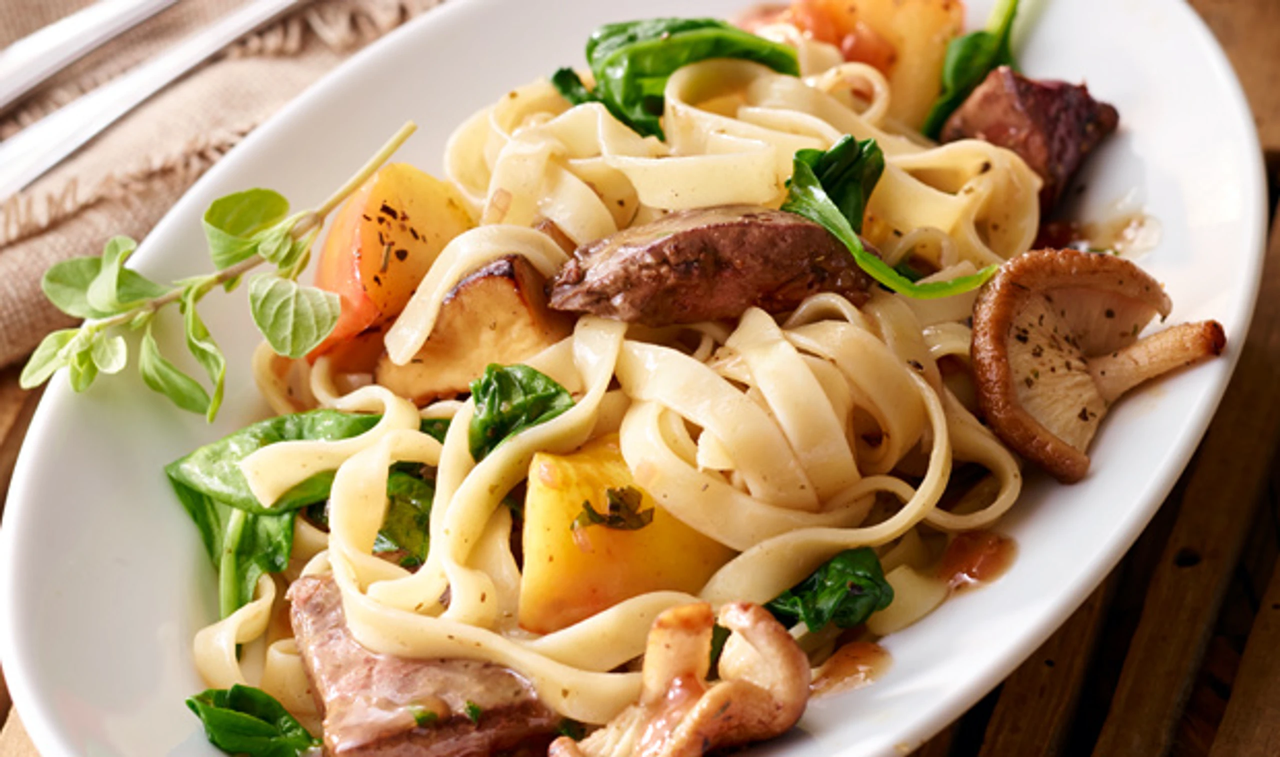 Tagliatelle mit Leber und Äpfeln