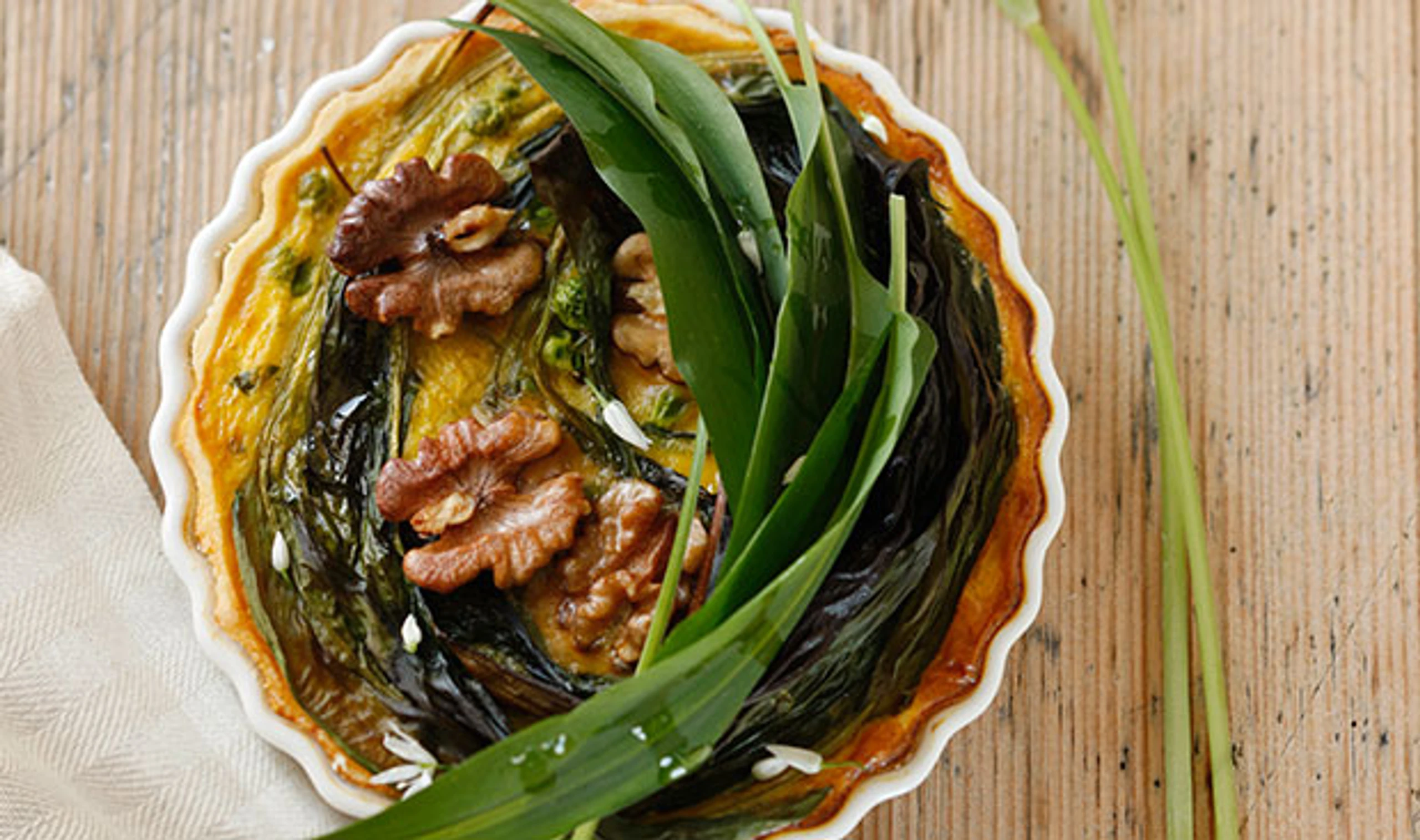 Bärlauch-Tarte mit Erbsen und Walnüssen
