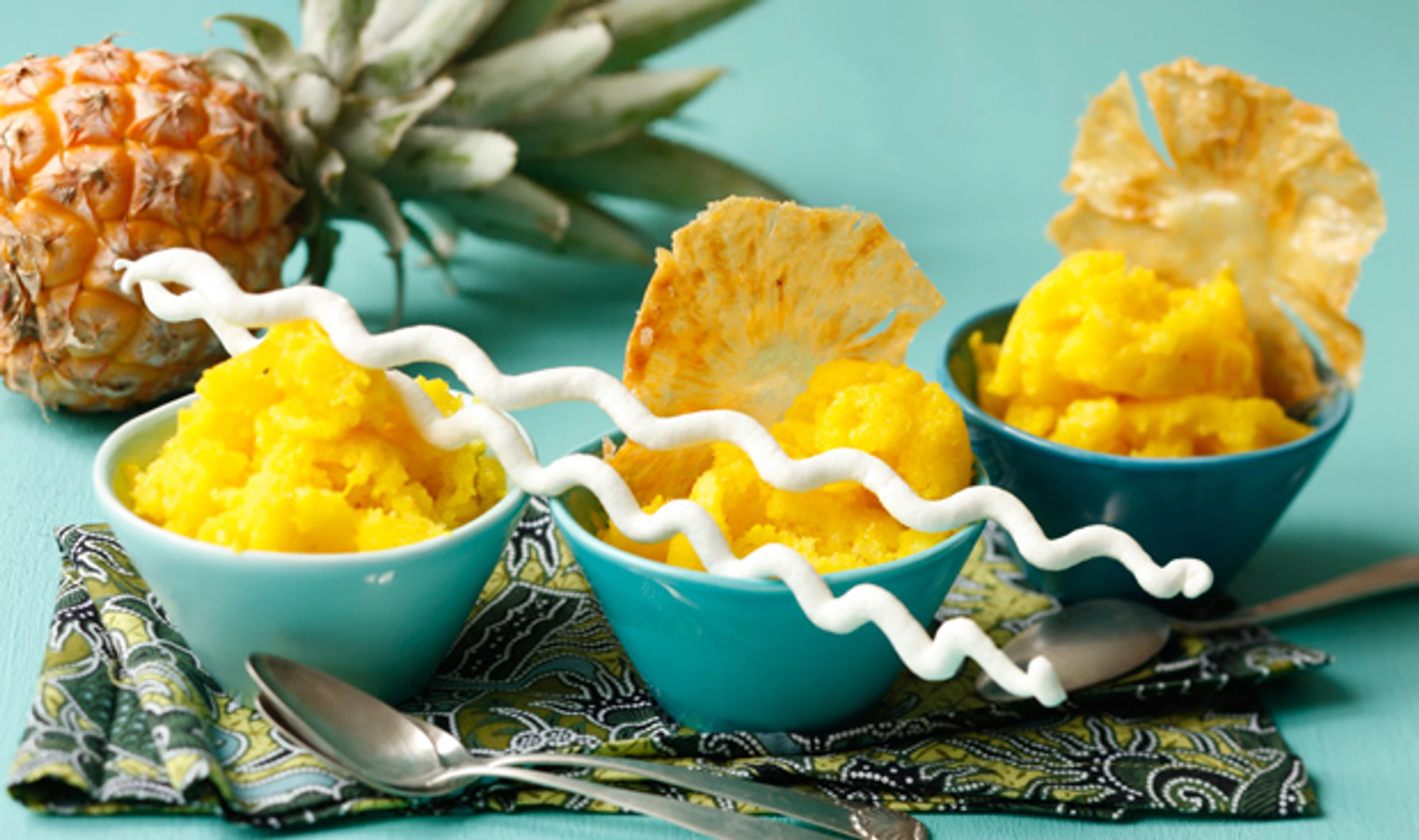 Ananasgranité mit Ananaschips und Baiser-Stangerln