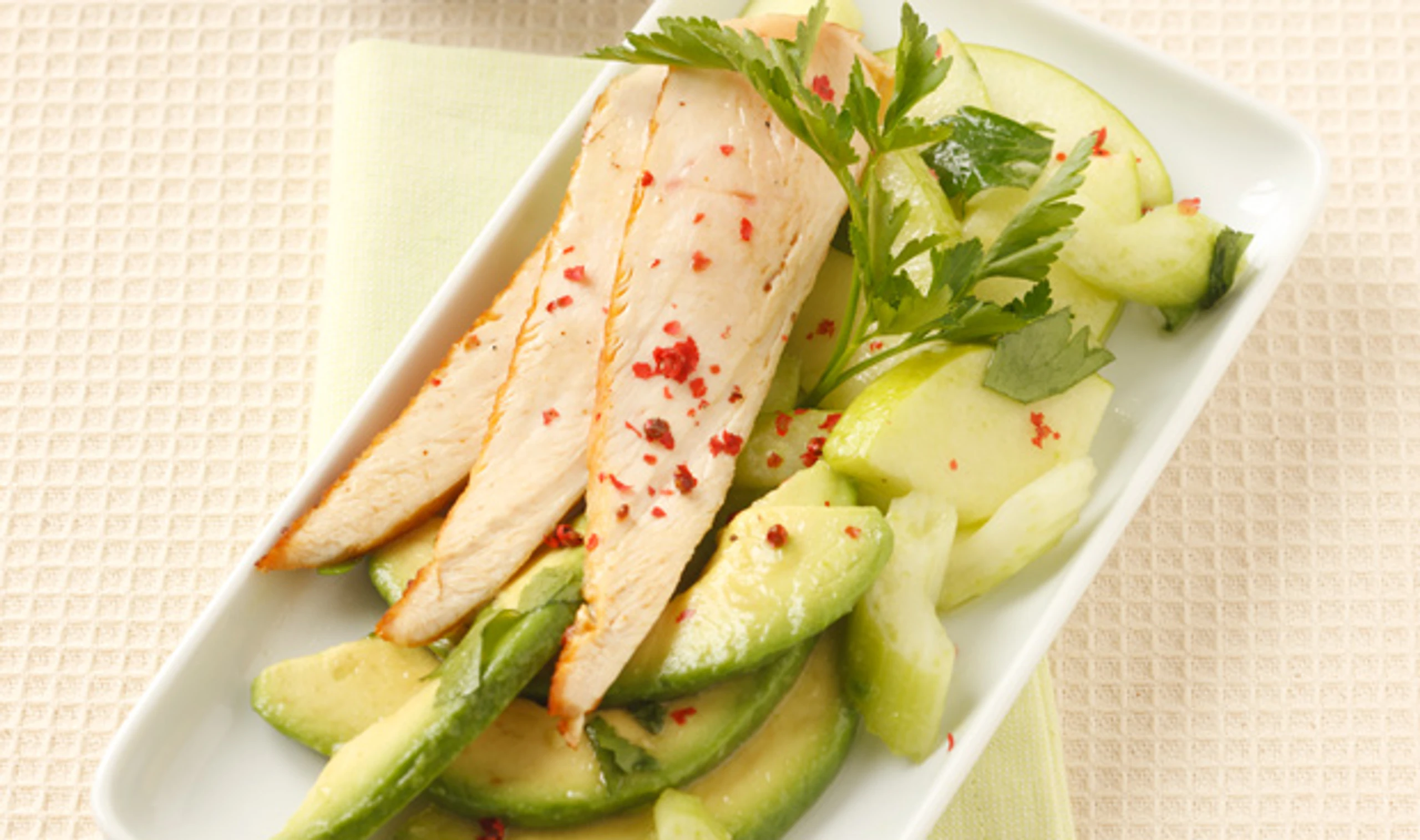 Hühnerfilet mit Avocado-Apfelsalat