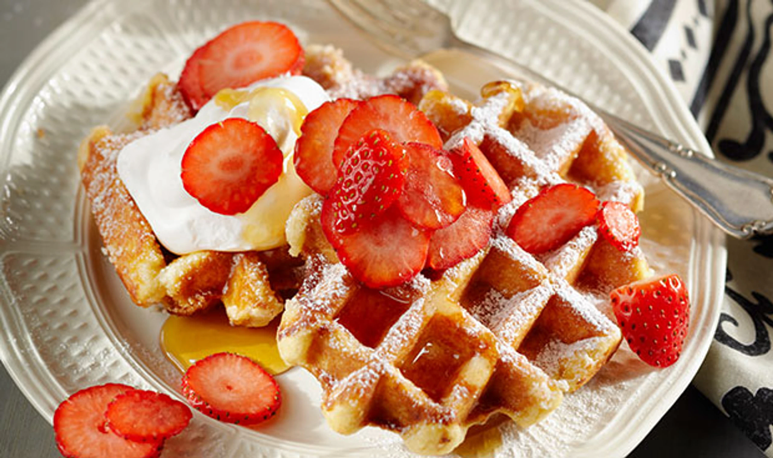 Waffeln mit Erdbeeren und Sirup