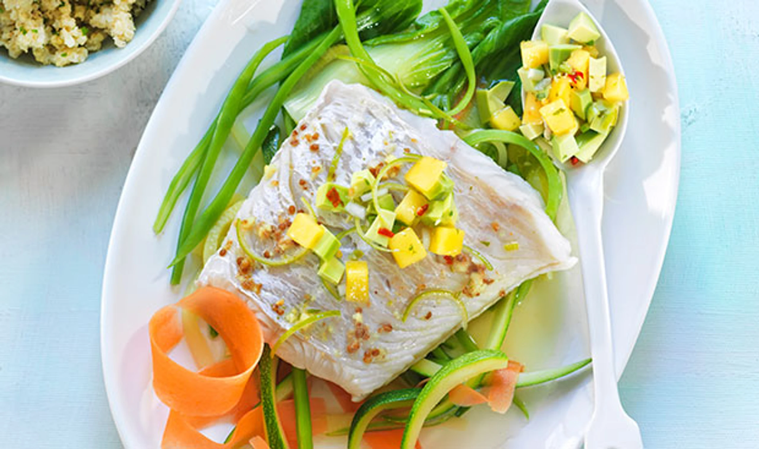 Gedämpfter Barsch mit Avocado-Mango-Salsa