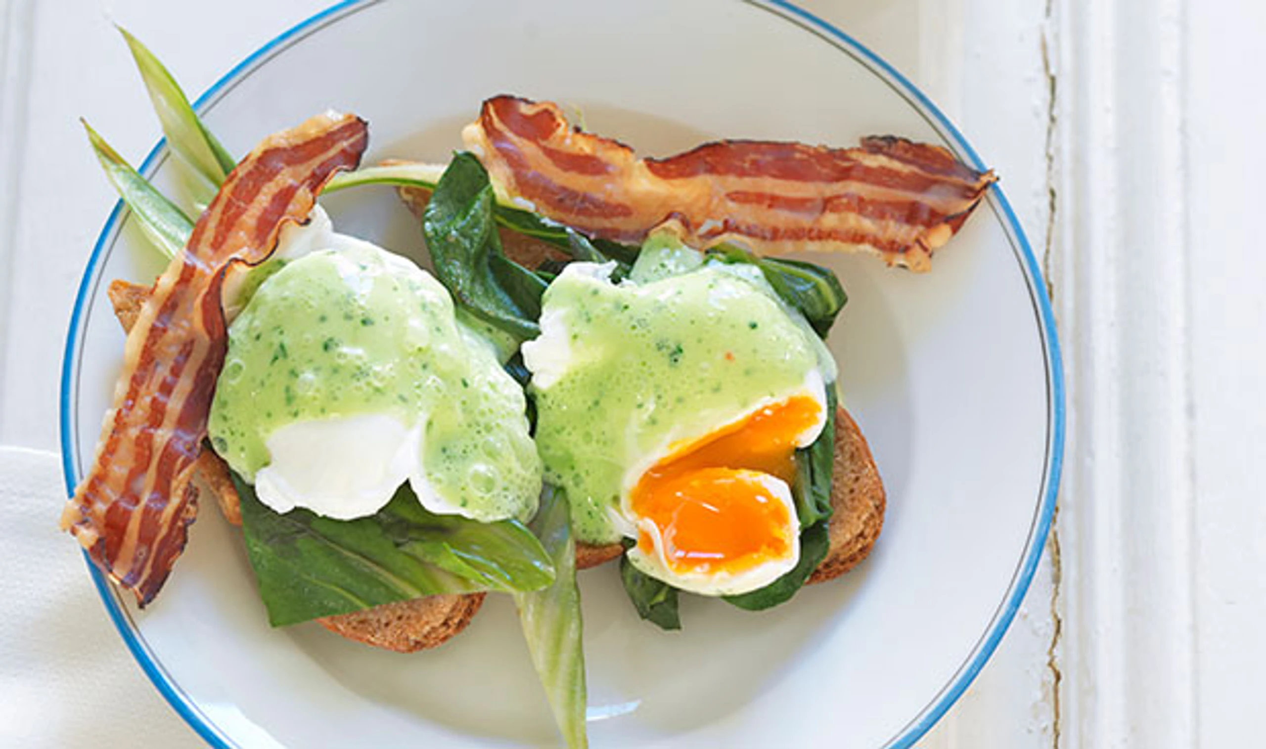 Pochierte Eier mit Mangold und Speck