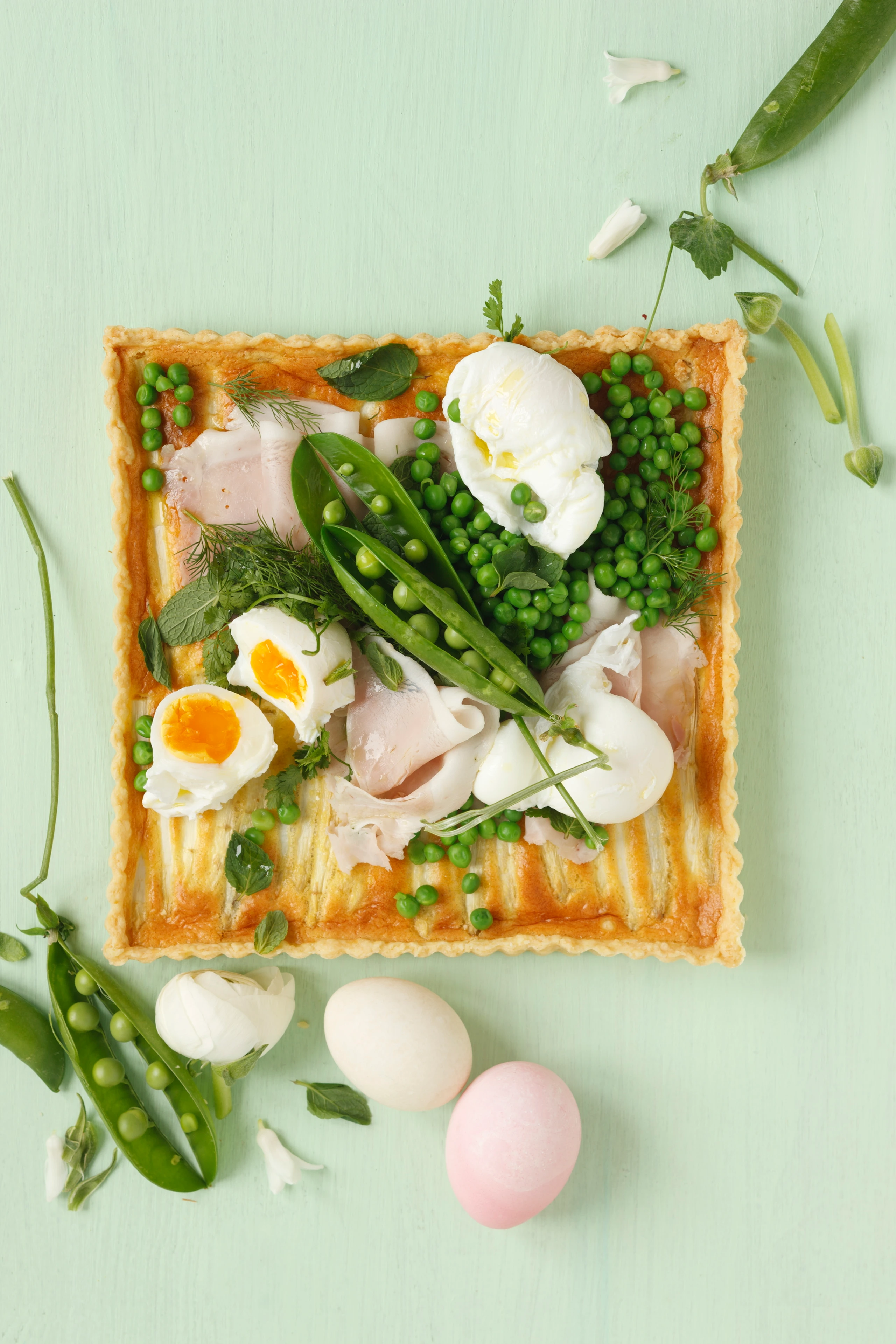 Spargeltarte mit Schinken, Erbsen und Ei