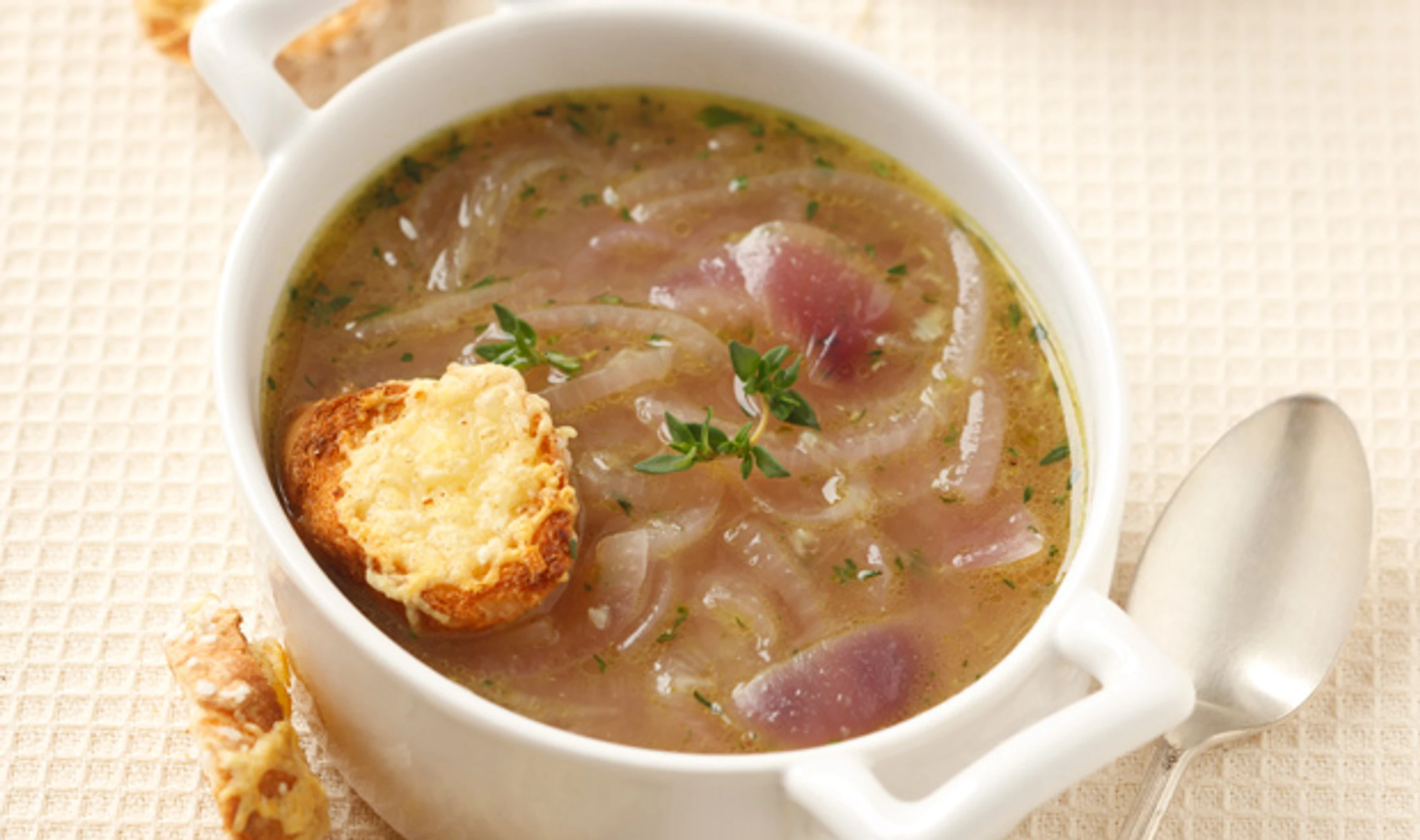 Zwiebelsuppe mit Käsebrötchen