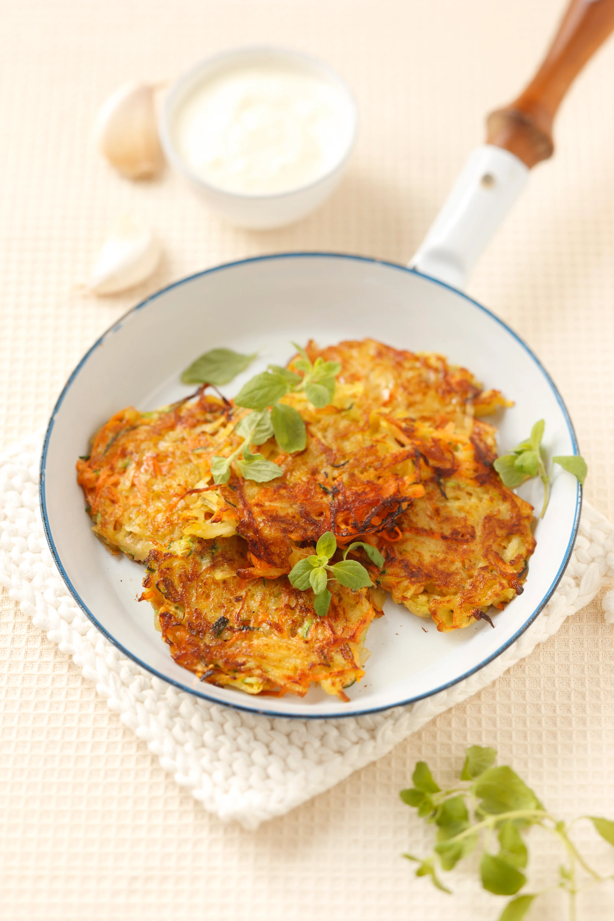 Gemüsepuffer mit Knoblauchsauce