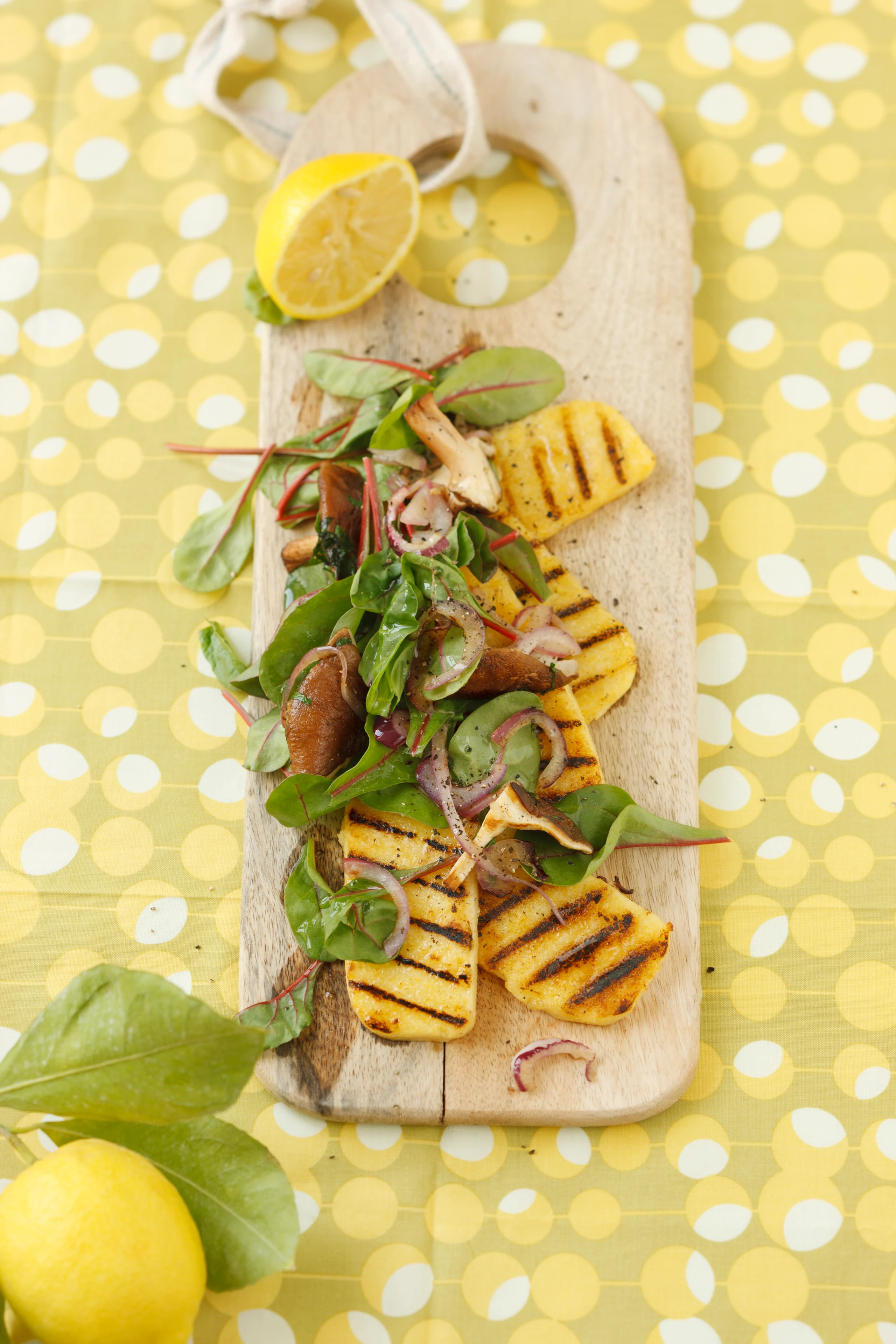 Gegrillte Polenta mit Shiitake und Mangold