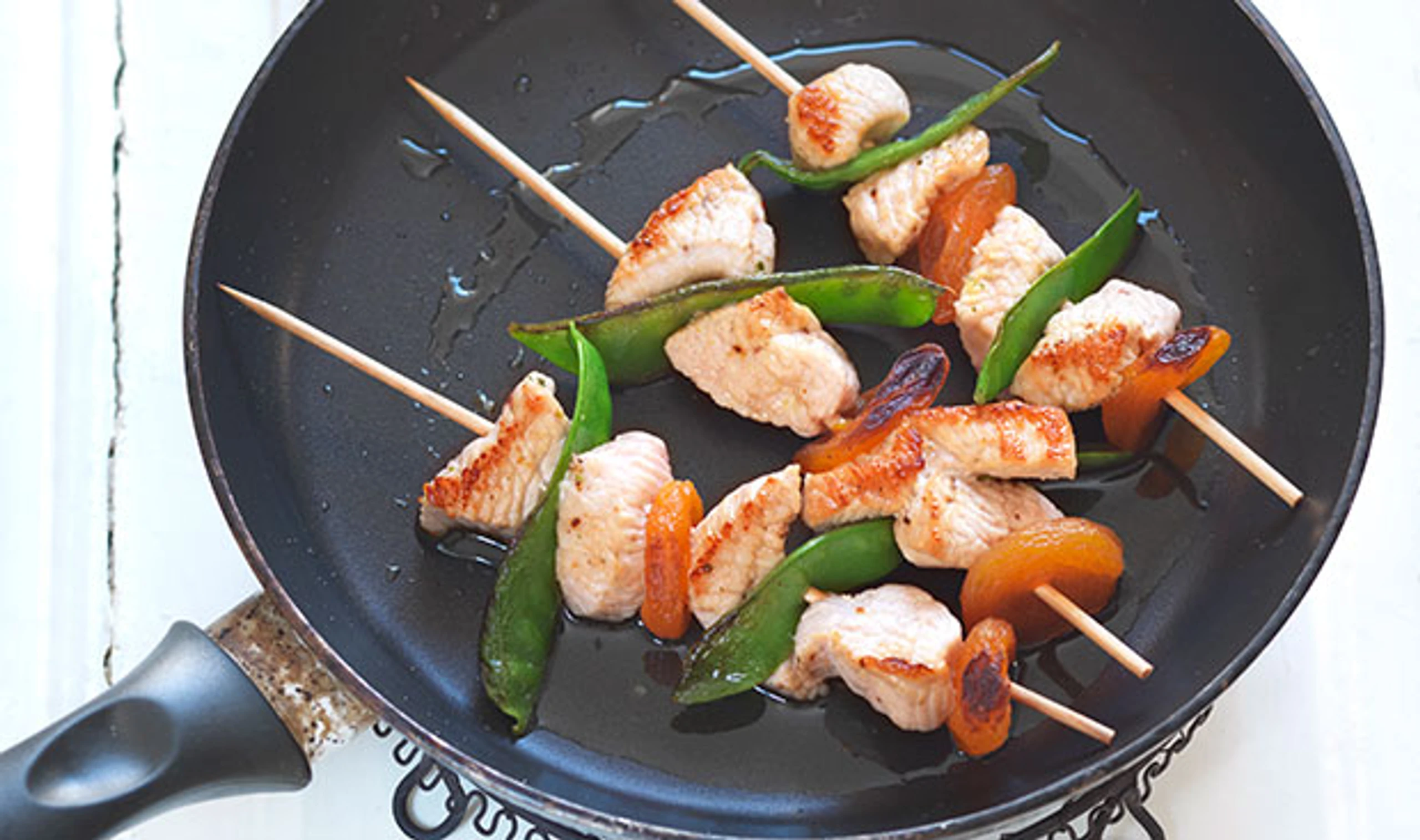 Puten-Marillenspießchen mit Currysauce